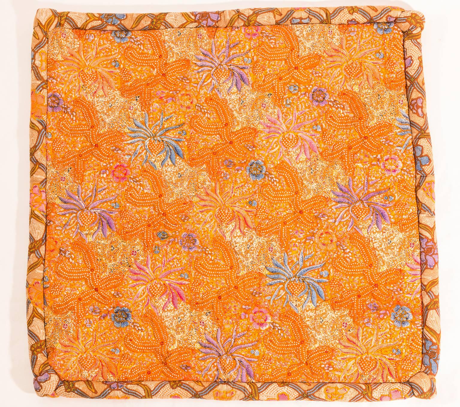 Tutto ben tenuto, nessun odore di muffa.
Tessuto originale e federe con cerniere.
Batik!!! Sempre con stile!