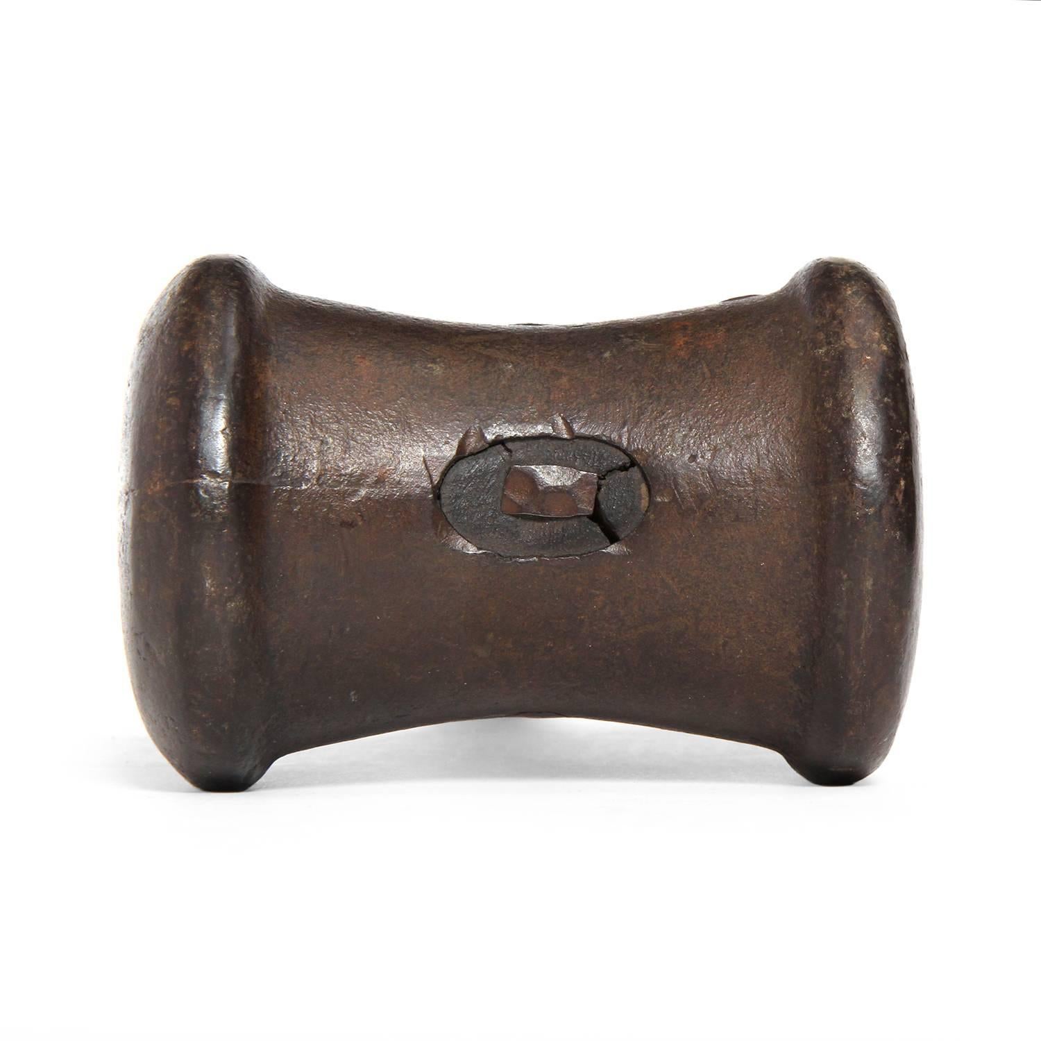 Un marteau fin et inhabituel utilisé pour pulvériser l'or en feuilles, avec un manche en chêne aux tons chauds attaché à une tête en acier patiné.