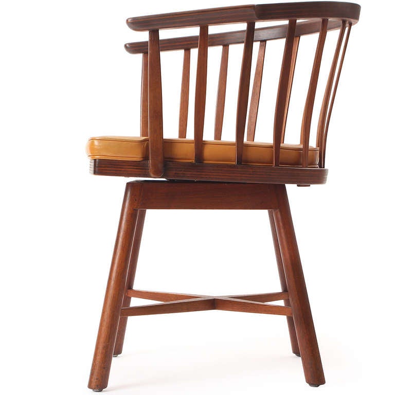 Américain Paire de chaises pivotantes à dossier en forme de tonneau par Edward Wormley en vente