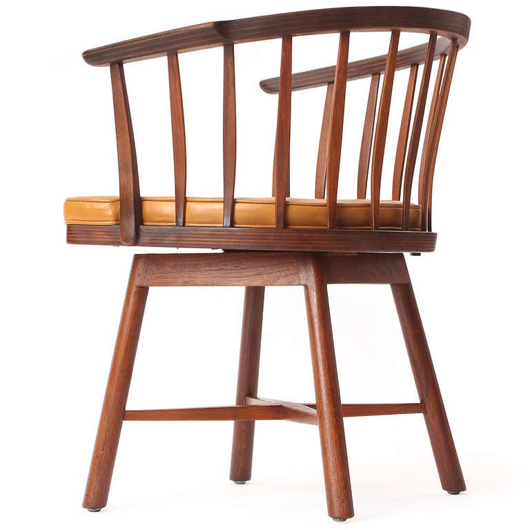 Paire de chaises pivotantes à dossier en forme de tonneau par Edward Wormley Bon état - En vente à Sagaponack, NY