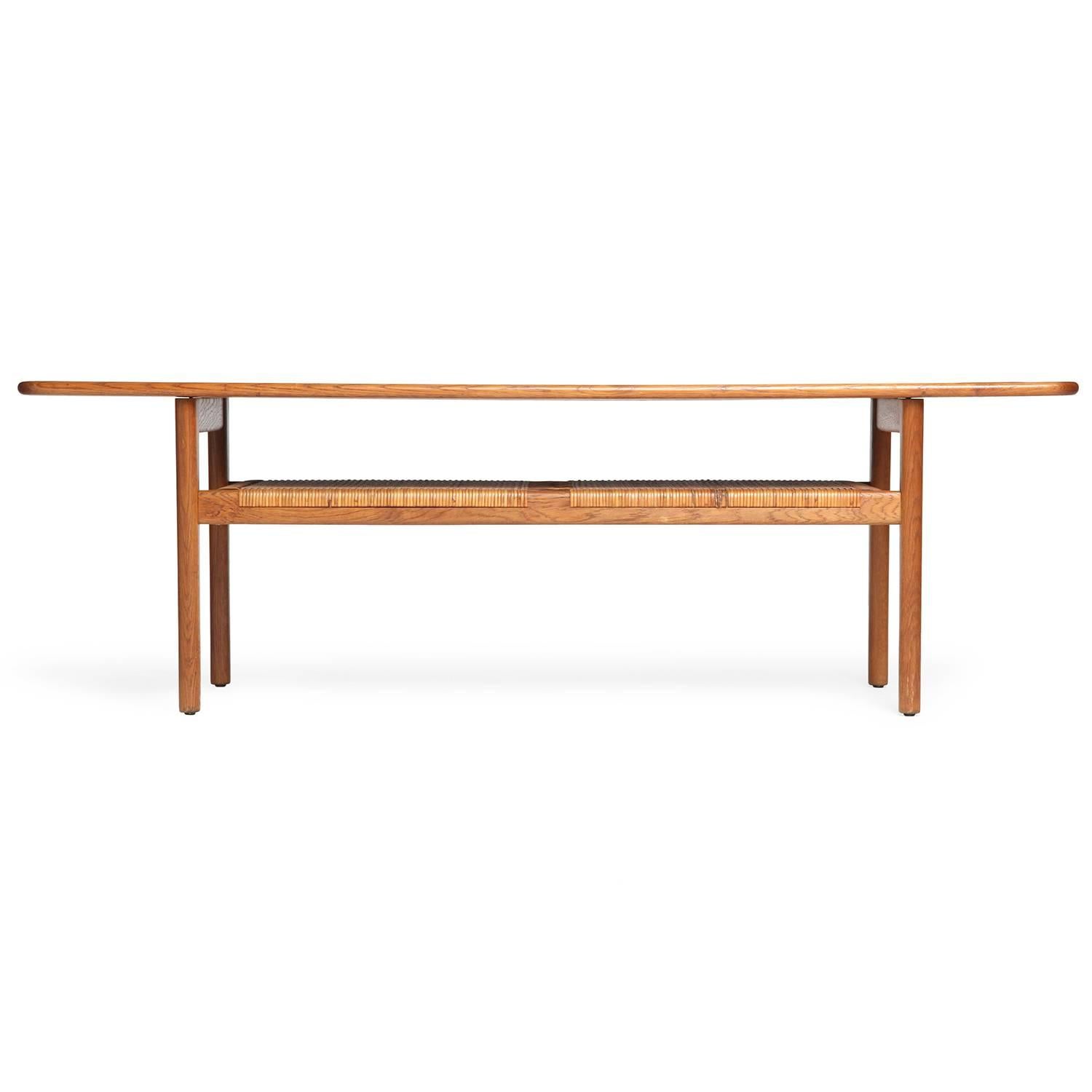 Scandinave moderne Table basse avec étagère en rotin de Hans J. Wegner pour Andreas Tuck en vente