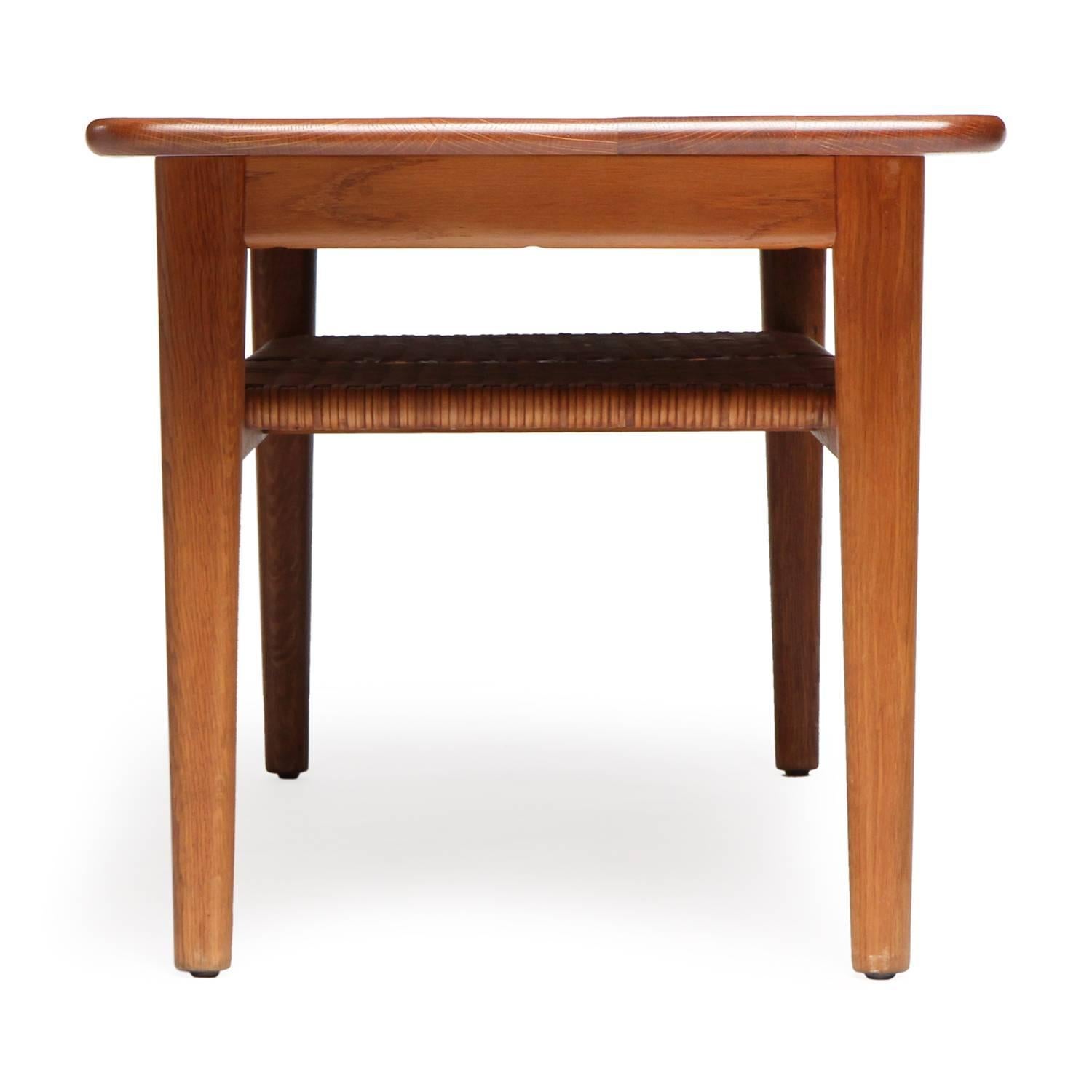 Table basse avec étagère en rotin de Hans J. Wegner pour Andreas Tuck en vente 1