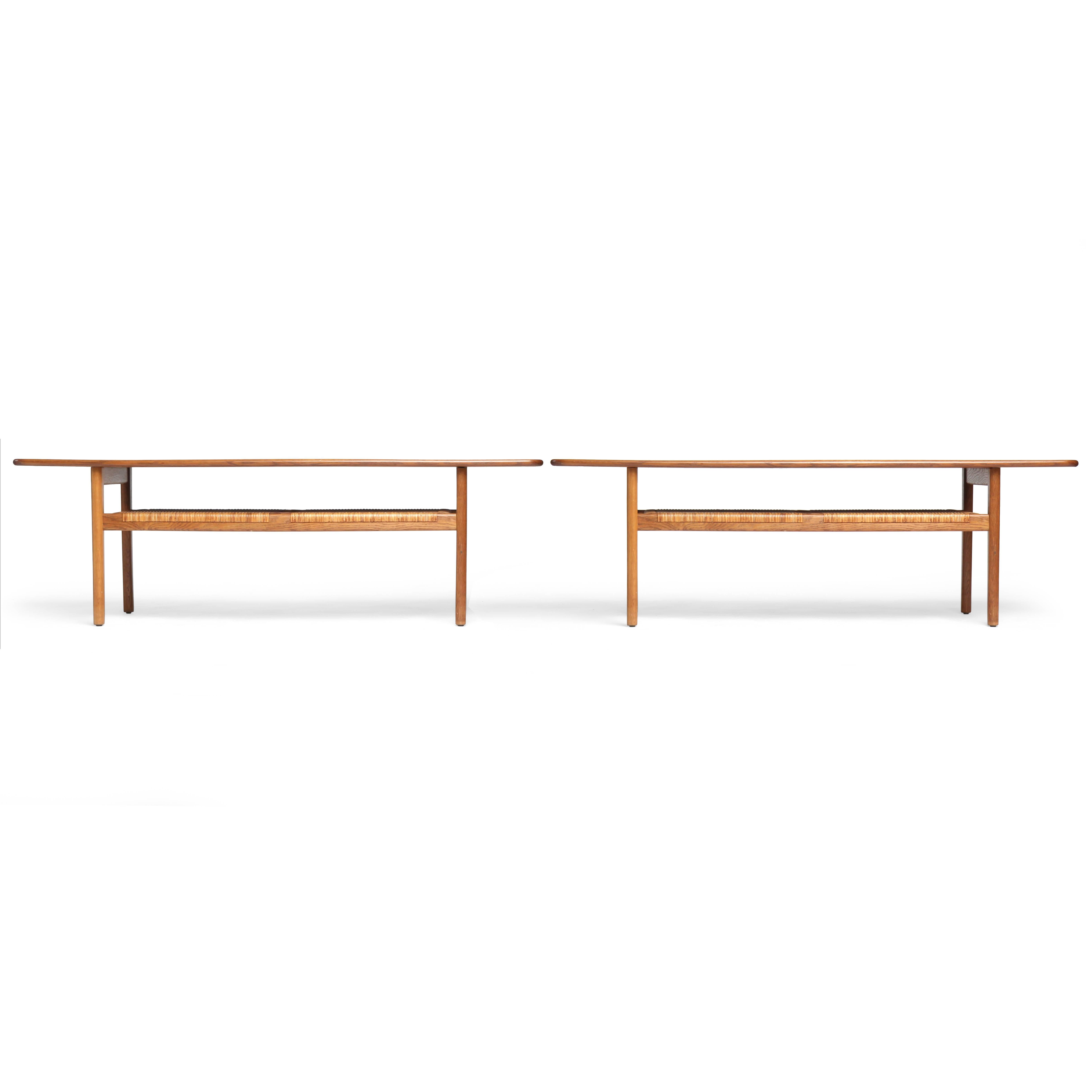 Ein eleganter, sparsamer, zweistöckiger Eichenholztisch mit einer Teakholzplatte mit Beckenrand und einer fein gearbeiteten Ablage aus Rohr.