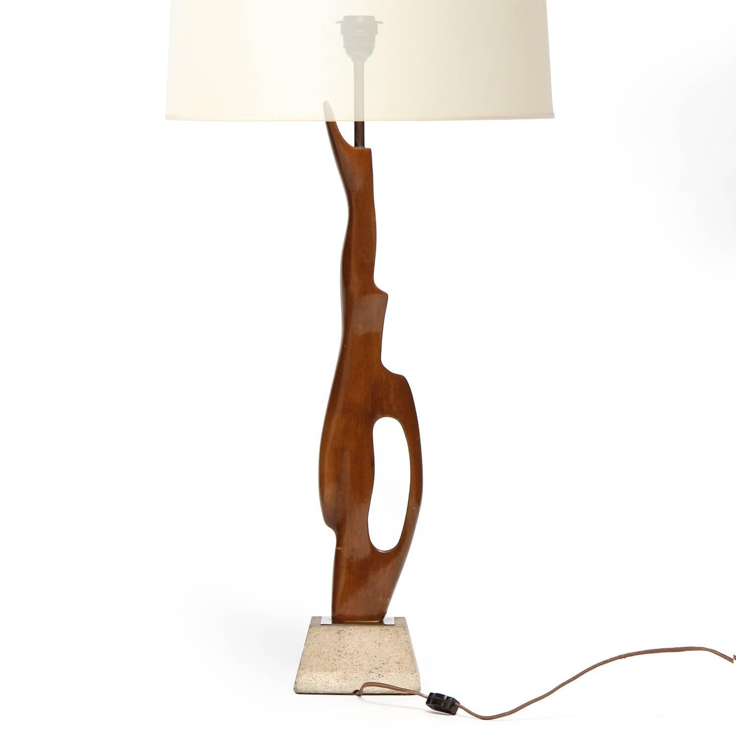Mid-Century Modern Lampe de table en bois biomorphique en vente