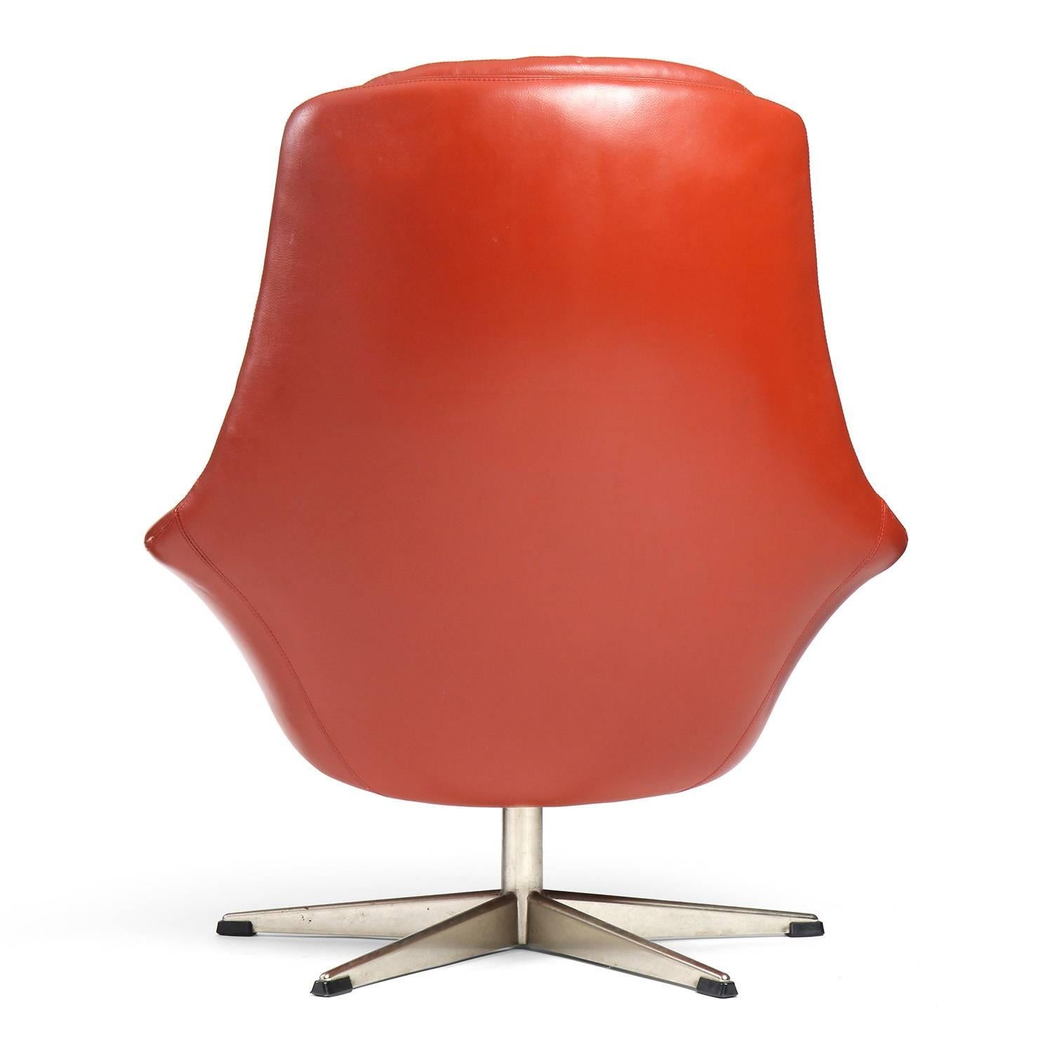 Scandinavian Modern Swiveling Lounge Chair by H.W. Klein For Sale