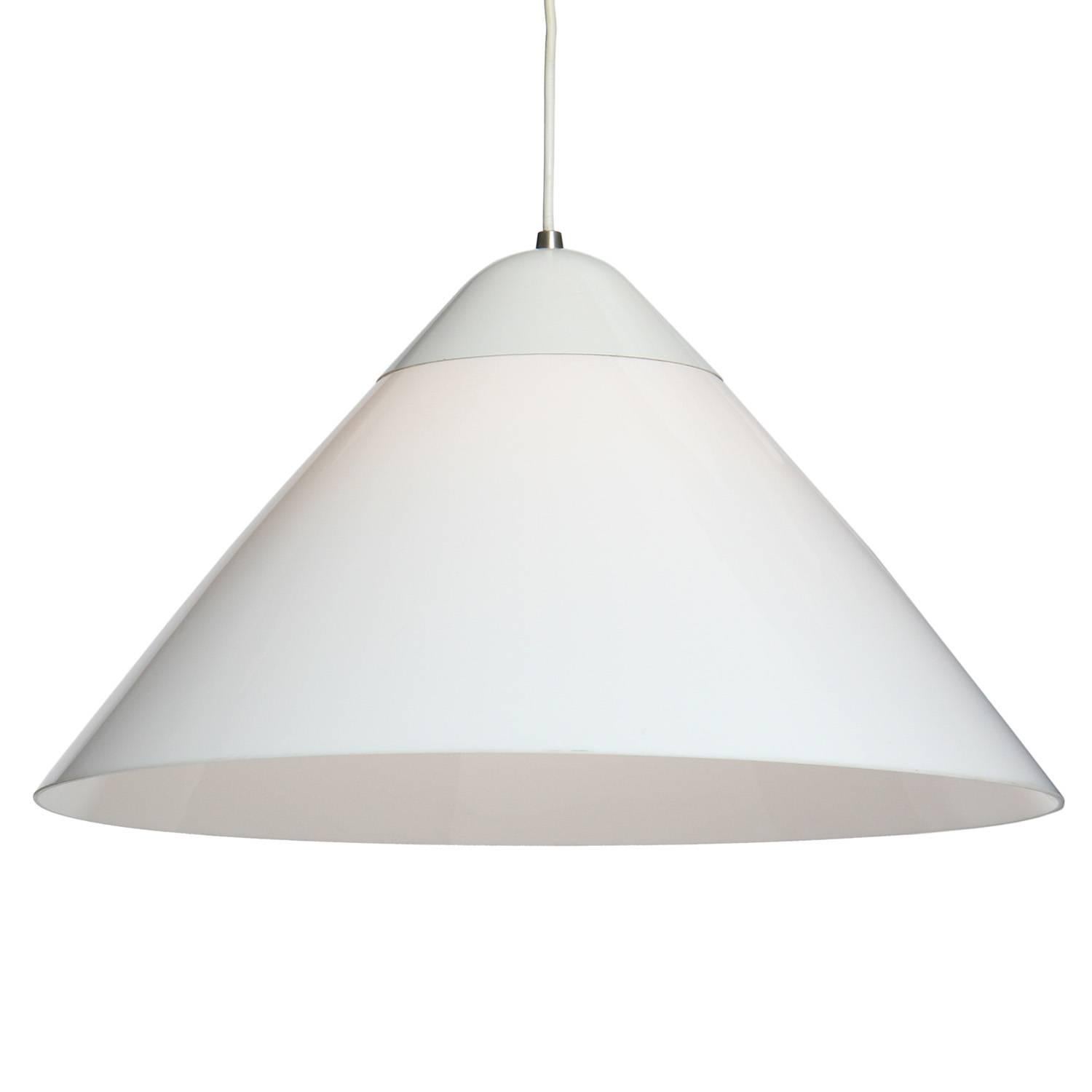 Une lampe suspendue simple et bien dimensionnée, avec un abat-jour en acrylique qui se prolonge par un capuchon en métal blanc.