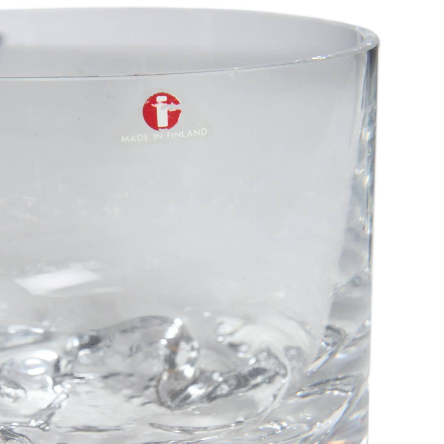 Ein wunderschön ausgeführtes Gefäß oder eine Eisschale in Form eines Trinkglases mit einem organischen, frei geformten Boden, der an winterliches Eis erinnert.