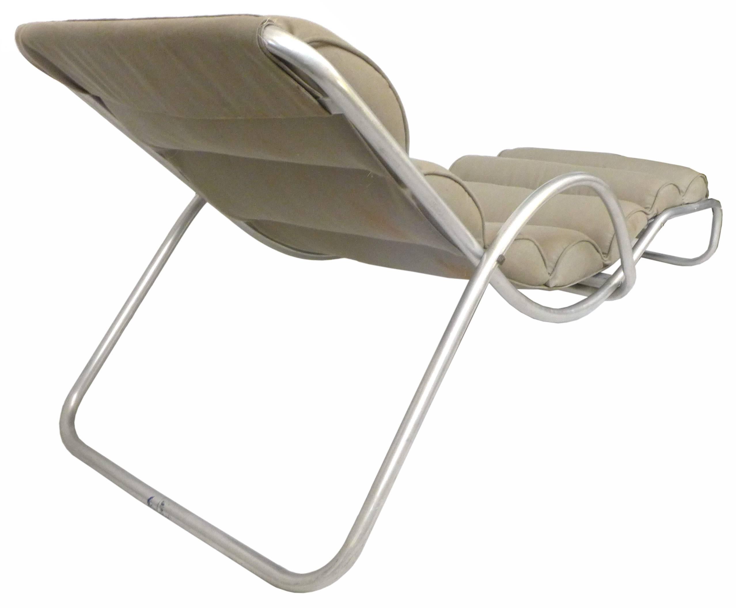 An unusual and sexy chaise longue form and a Classic example of American Machine Age Industrial Design. An elegant and undulating seating concept, manufactured in tubular aluminum by the infamous military manufacturing company, Halliburton. A very