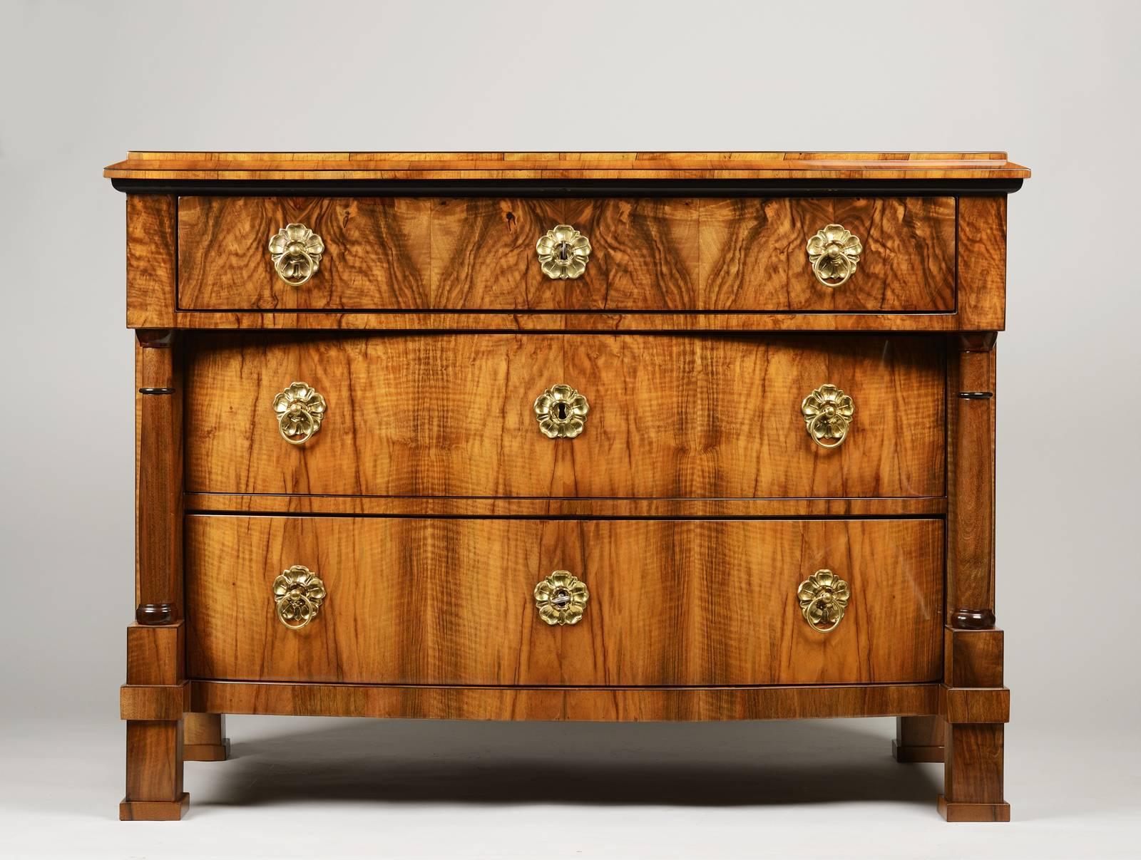 Biedermeier classic three drawer commode In Excellent Condition For Sale In New York, NY