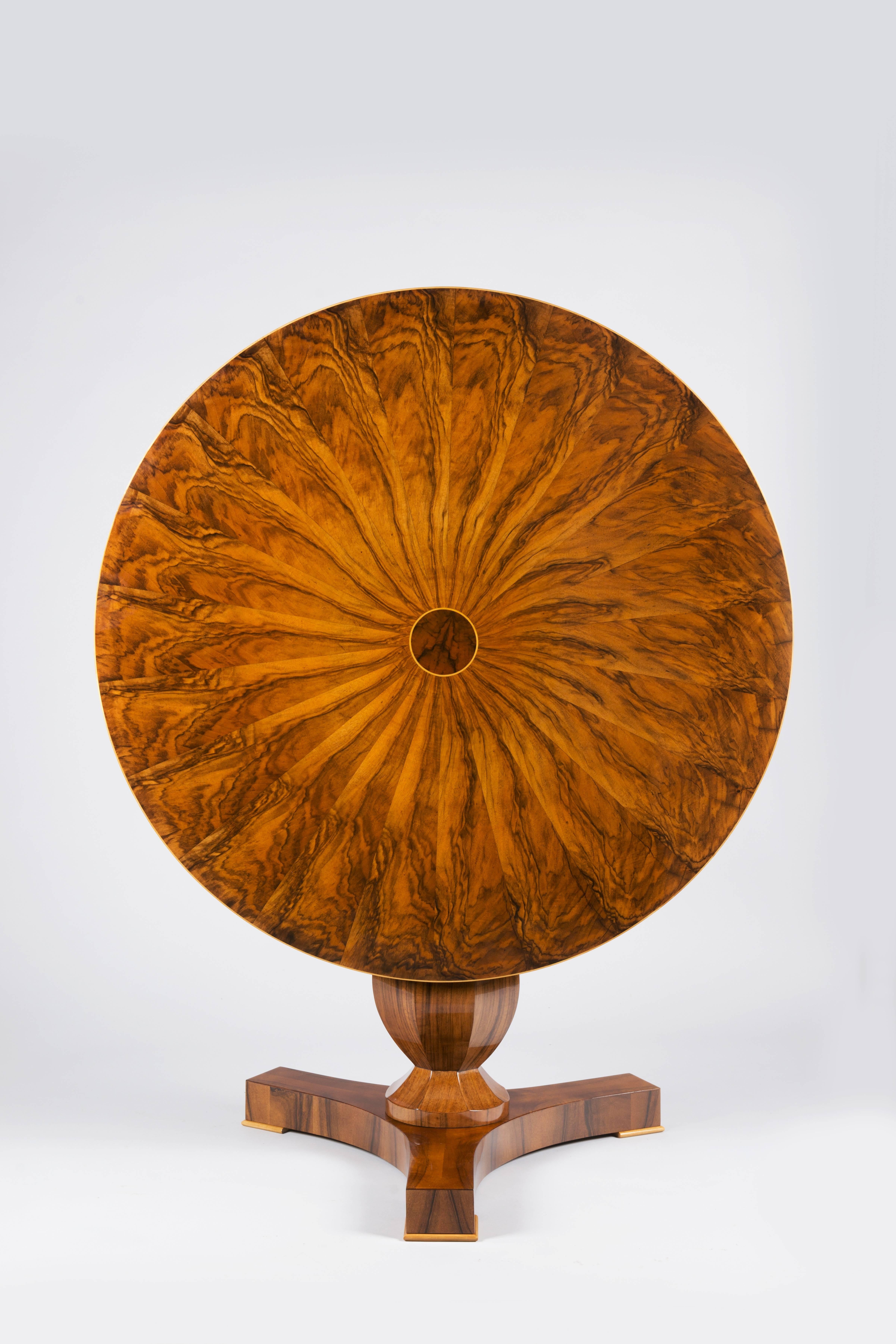 Vividly slip-matched walnut veneer, with pear shaped column supported by tripod base.
South Germany, circa 1830.