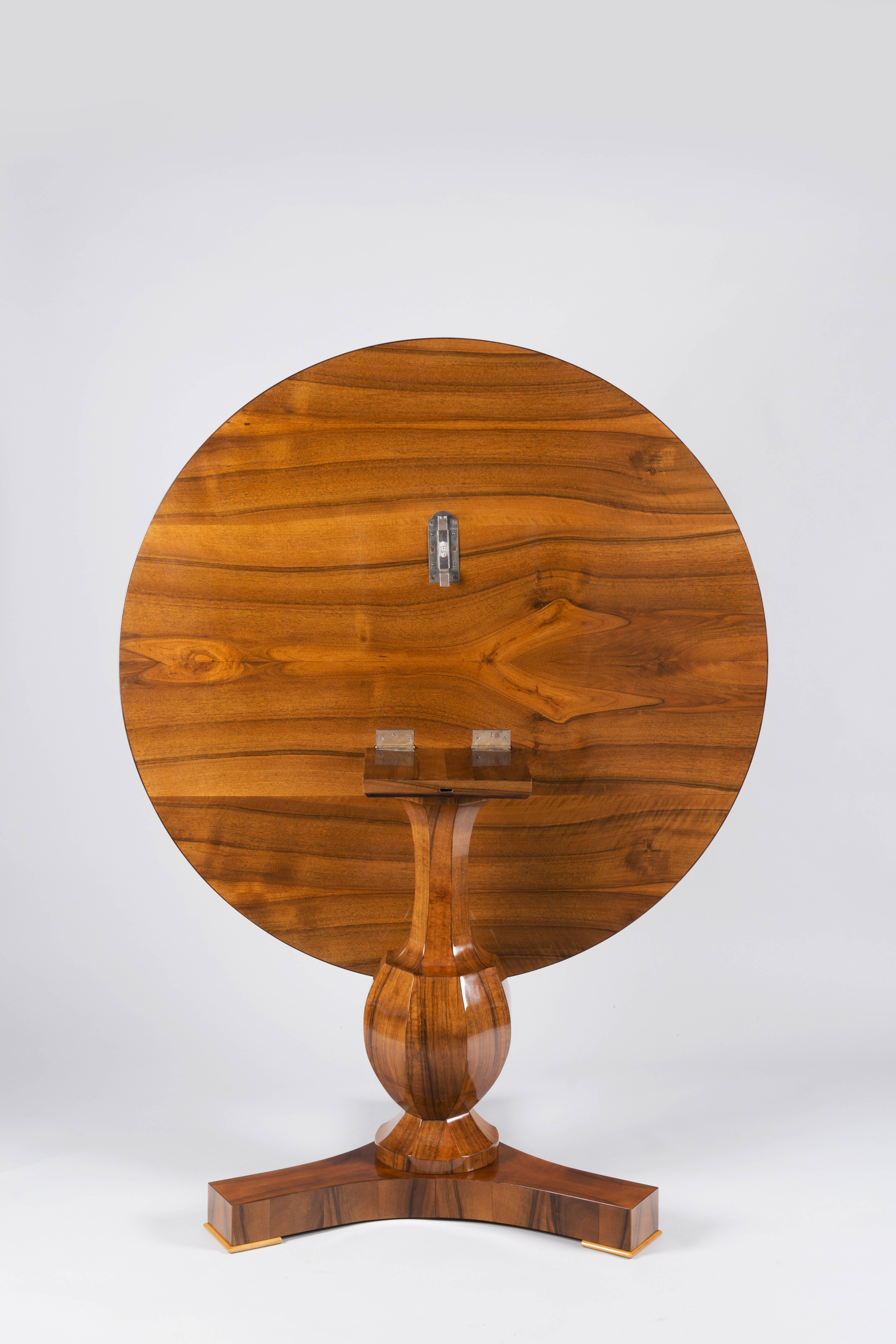 Biedermeier Tilt-Top Pedestal Table In Excellent Condition For Sale In New York, NY