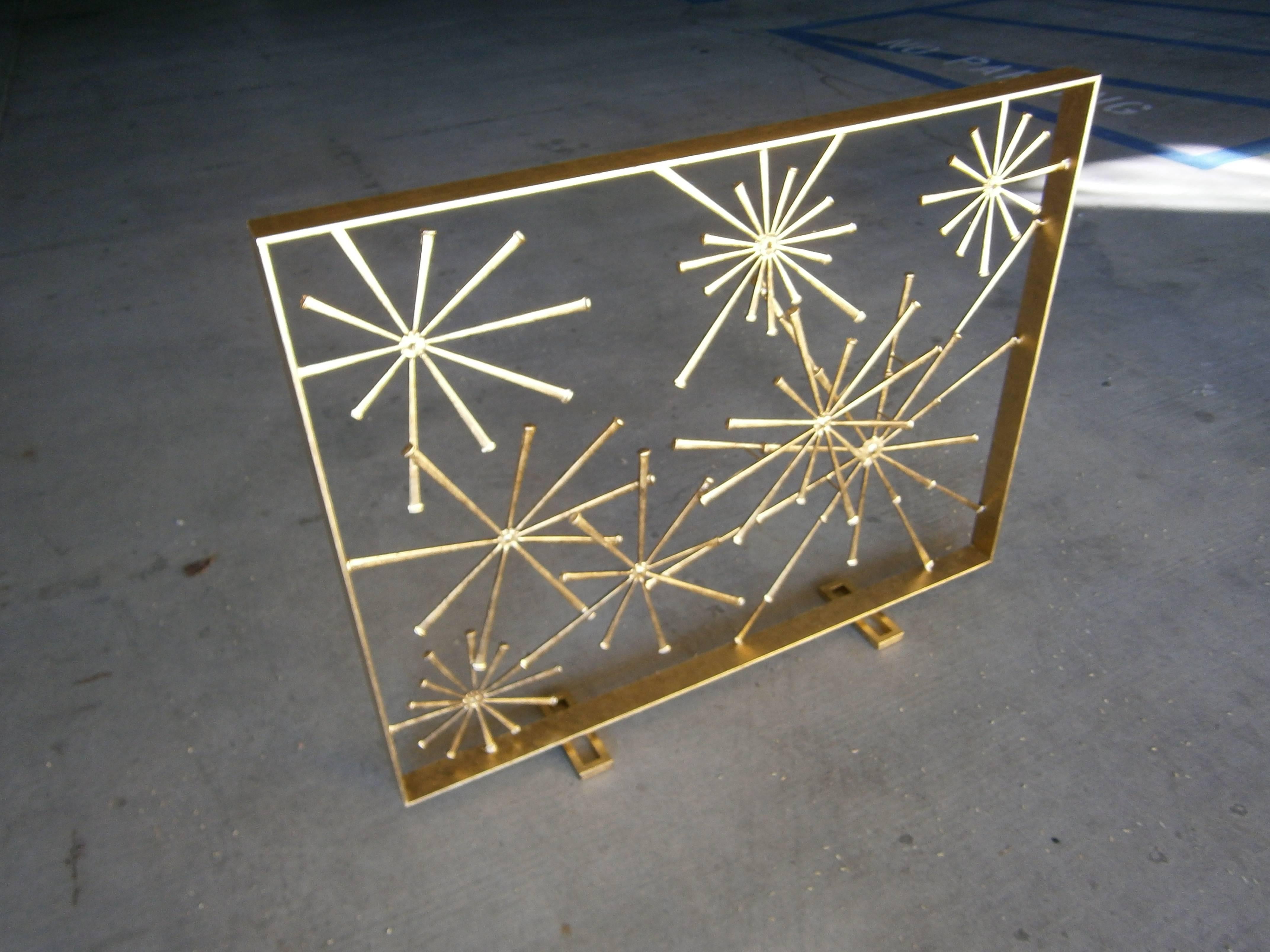 A welded and gilded "starburst" fire screen by American artist Del Williams.
Please see our other listings to view other fire screen patterns by the artist. 

The screen in the photos is a representation of the 