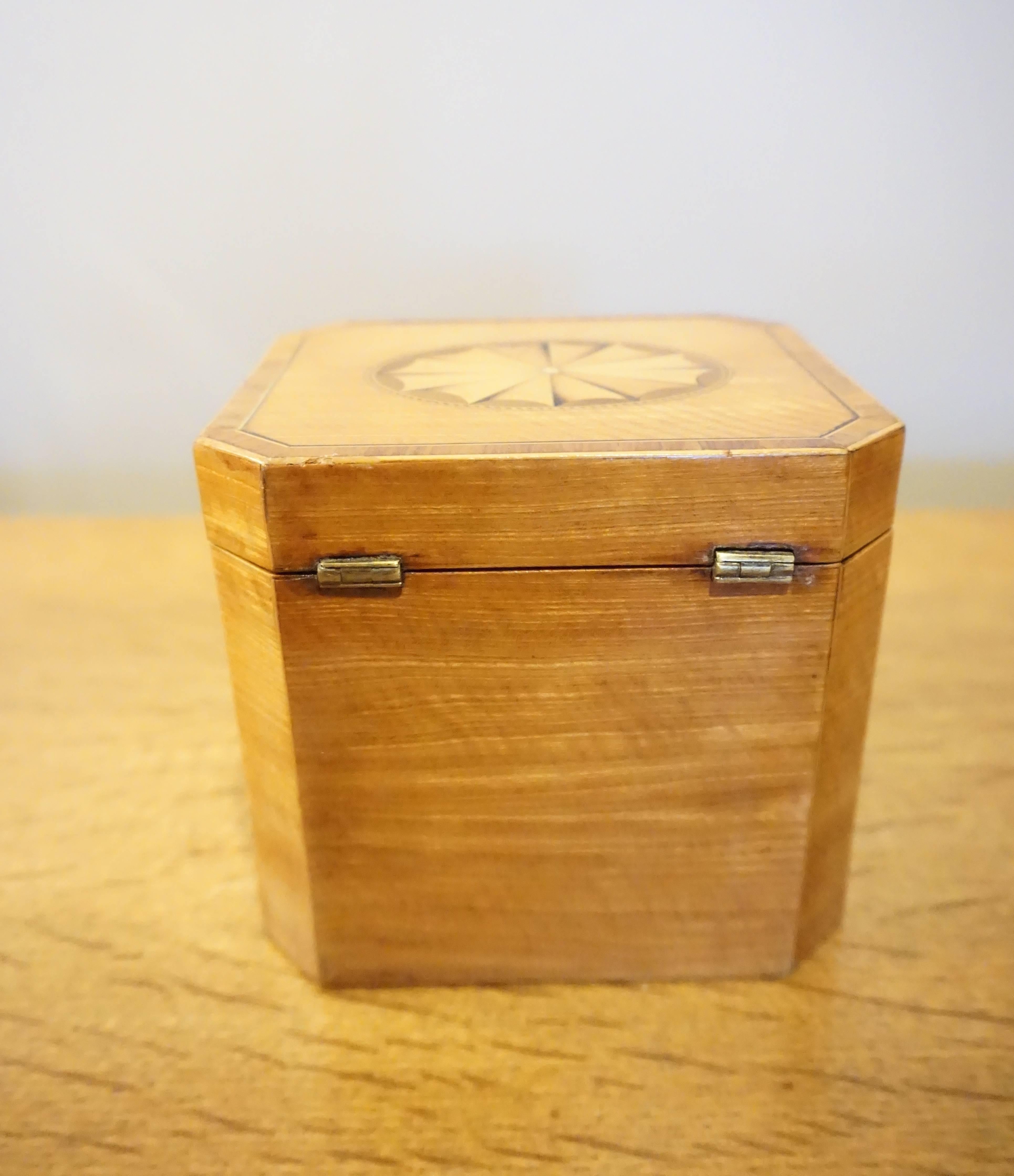 English George III Inlaid Satinwood Octagonal Tea Caddy C. 1800 In Excellent Condition For Sale In Palm Springs, CA