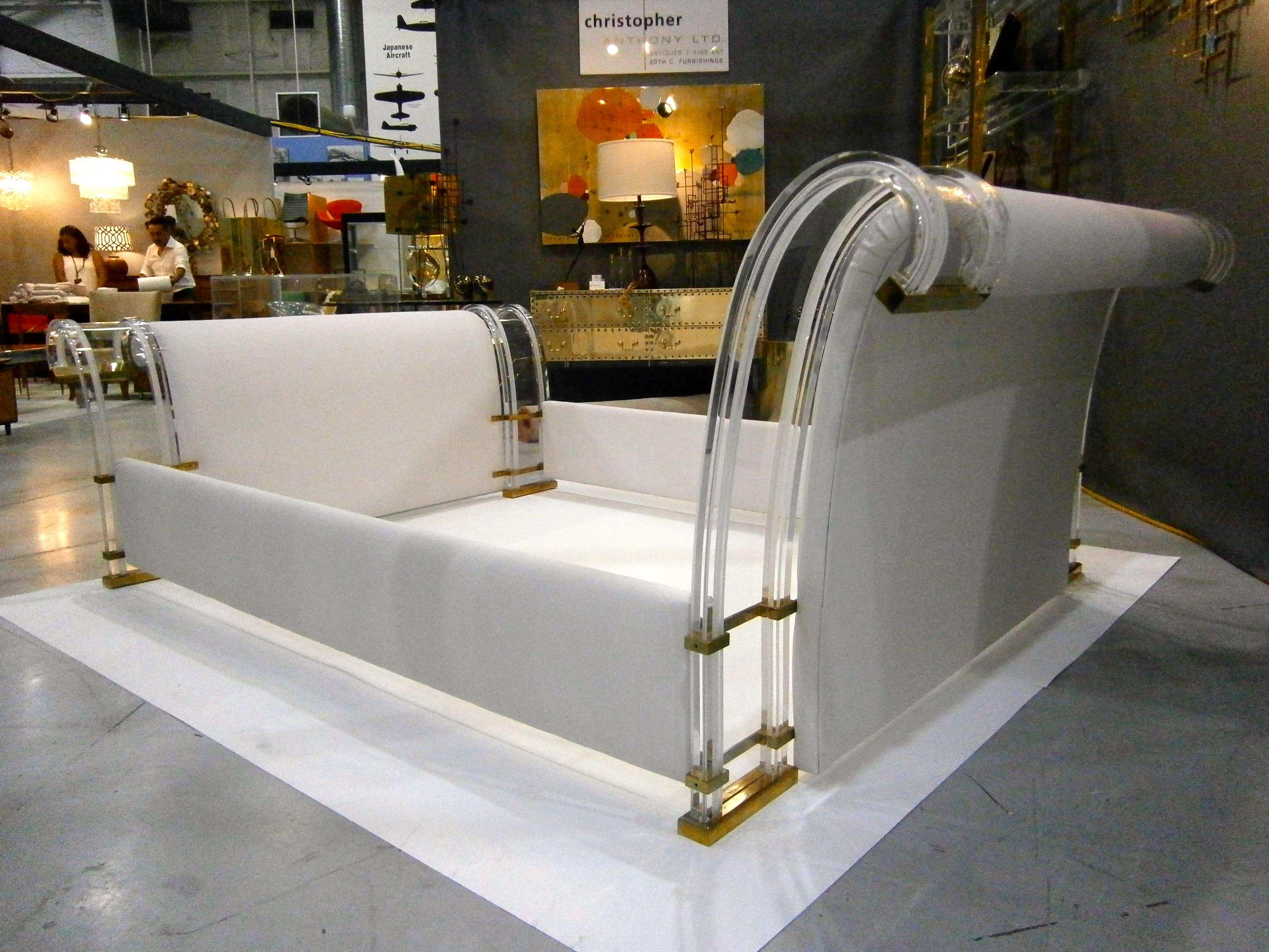 Amazing Brass and Lucite Queen-Sized Sleigh Bed by Marcello Mioni, circa 1980 In Excellent Condition For Sale In Palm Springs, CA