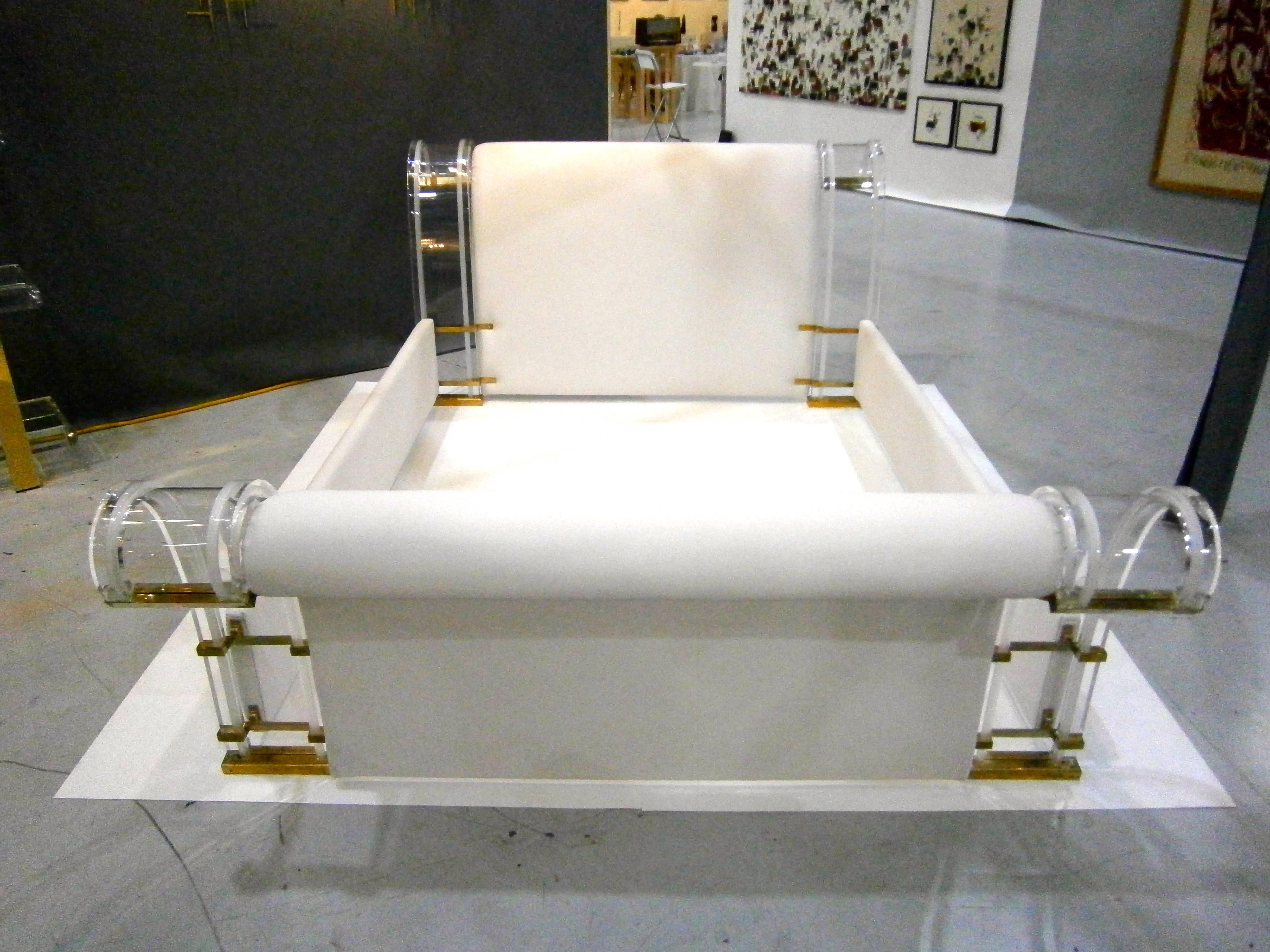 Amazing Brass and Lucite Queen-Sized Sleigh Bed by Marcello Mioni, circa 1980 For Sale 1