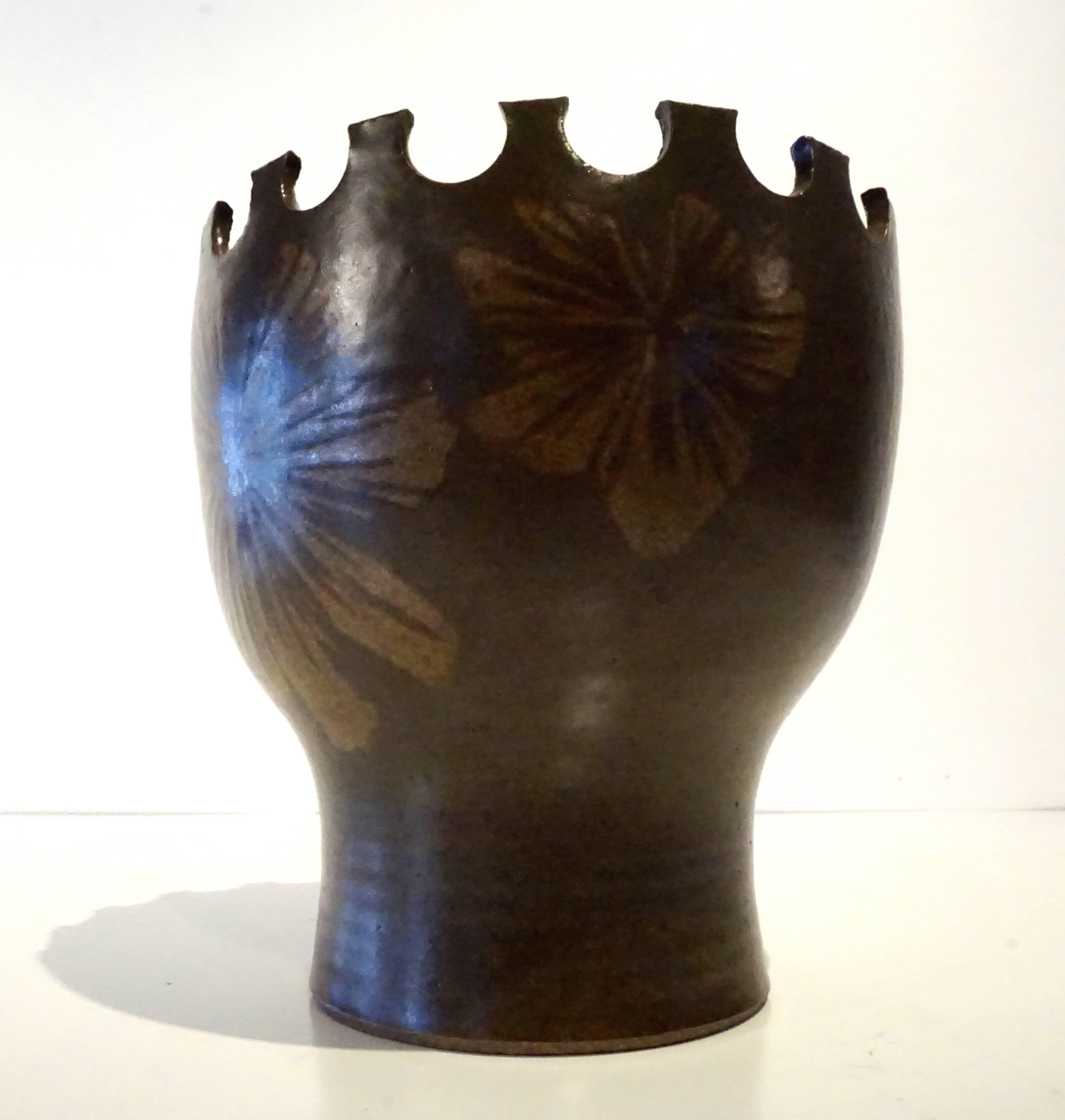 A hand-thrown and glazed ceramic vessel by California Studio ceramicist Robert Maxwell. This circa 1960s bowl features a distinctive crenellated edge that makes the vessel reminiscent of an English Monteith bowl. The vessel is glazed in a brown to