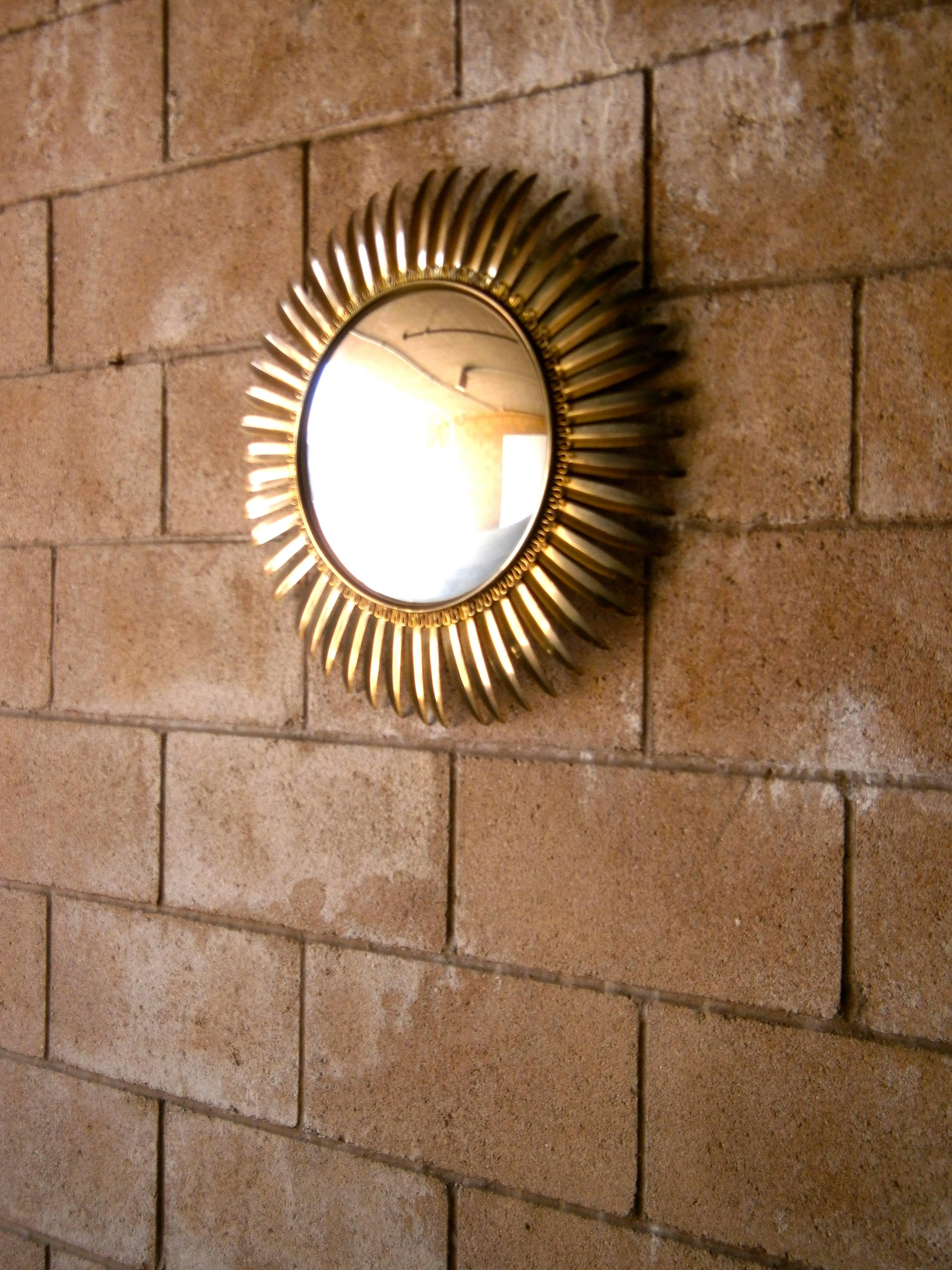 Sophisticated Italian mid-century Convex Sunflower Mirror in Brass C.1960's In Excellent Condition In Palm Springs, CA