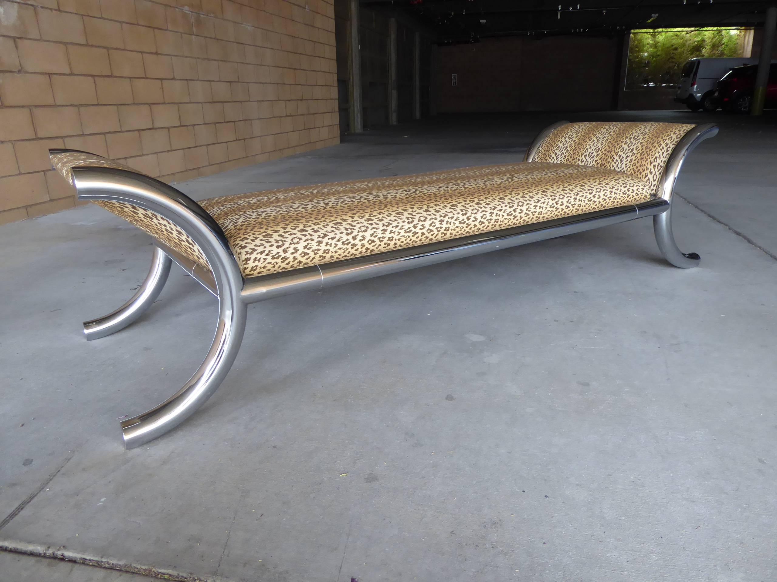 Metal Sleek and Sexy Italian Daybed with a Chrome-Plated Tubular Frame, circa 1970s For Sale