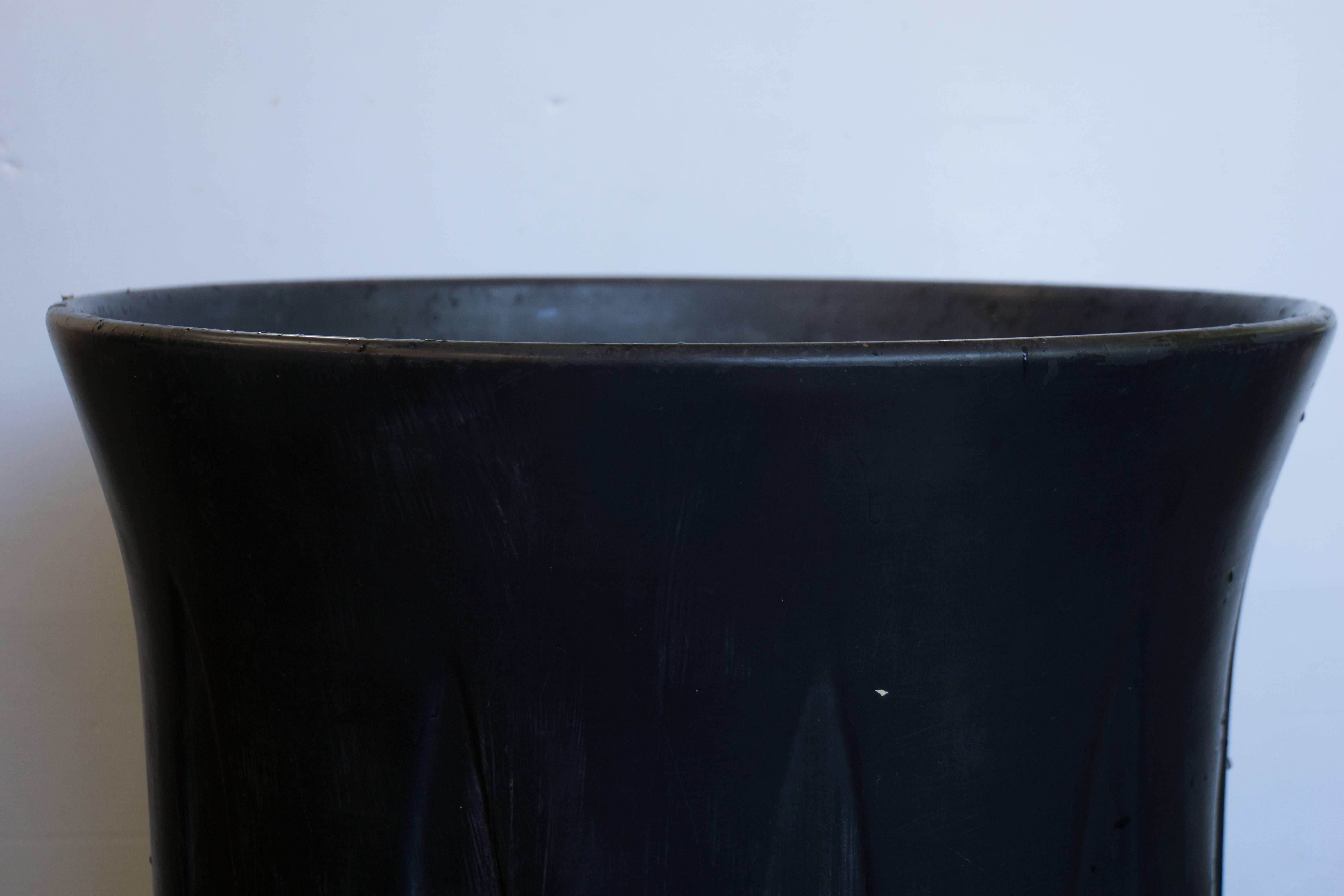 Mid-Century Modern American large black gainey with inverted lotus design
Measures: 22.5