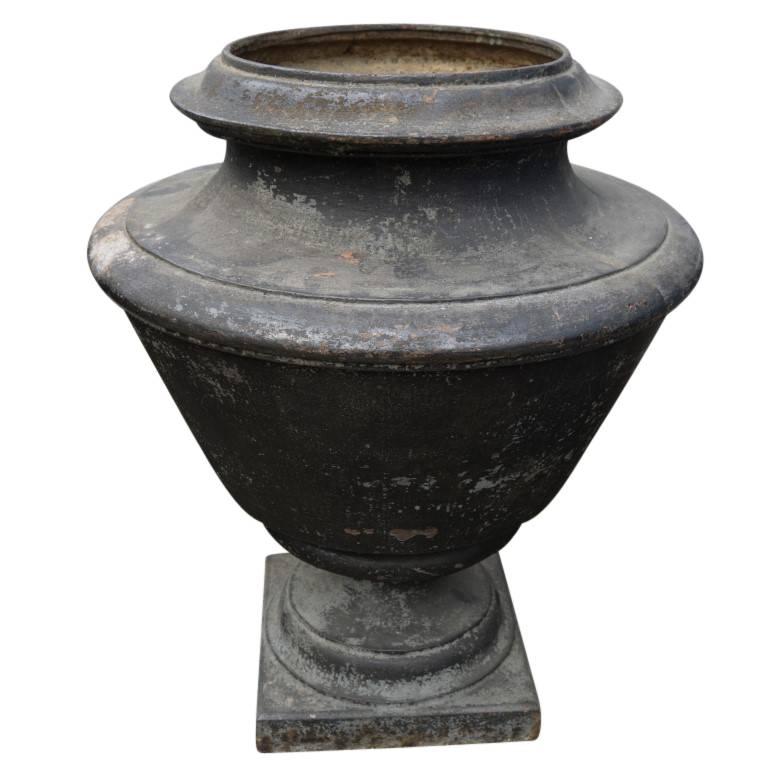French Antique Cast Iron Urns, circa 1870 In Good Condition For Sale In Culver City, CA
