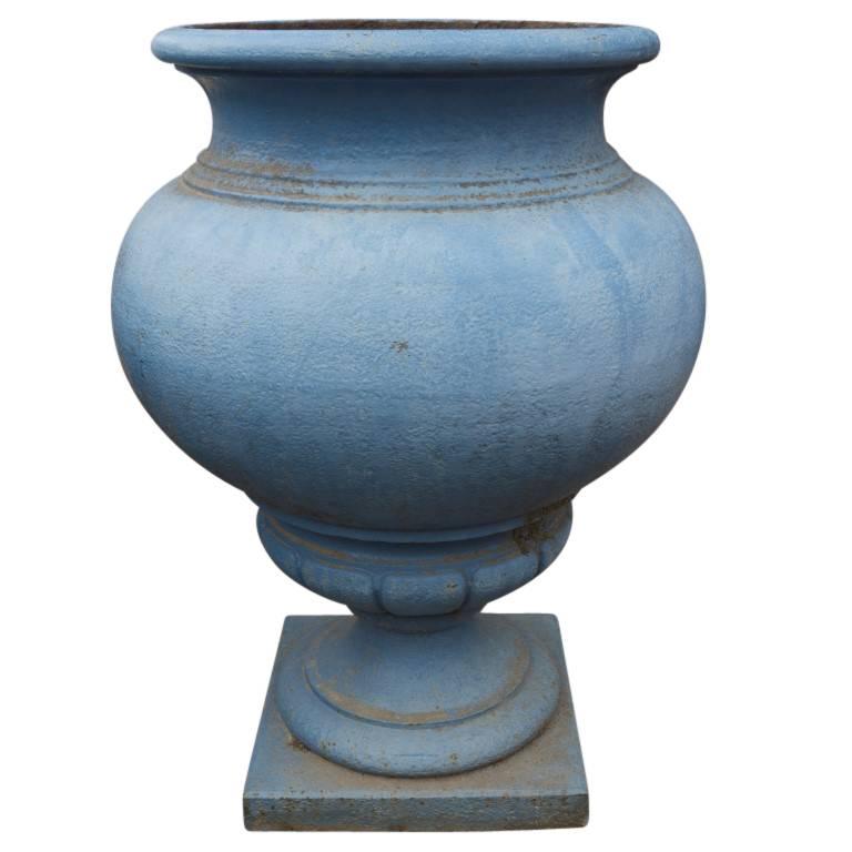 Antique French Cast Iron Urns, circa 1800 In Good Condition In Culver City, CA