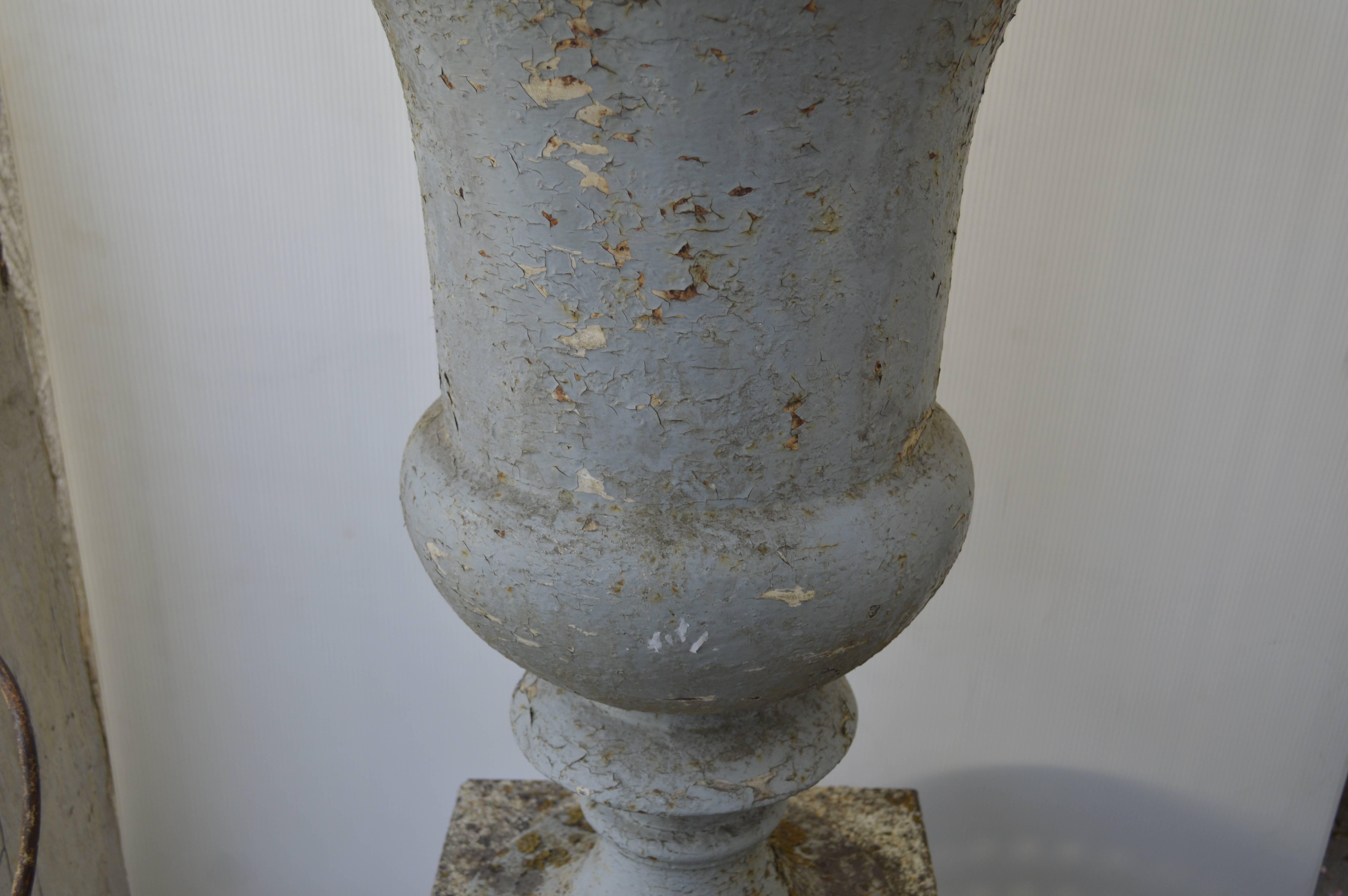 Antique 19th Century French Cast Iron Medici Urn In Good Condition For Sale In Culver City, CA