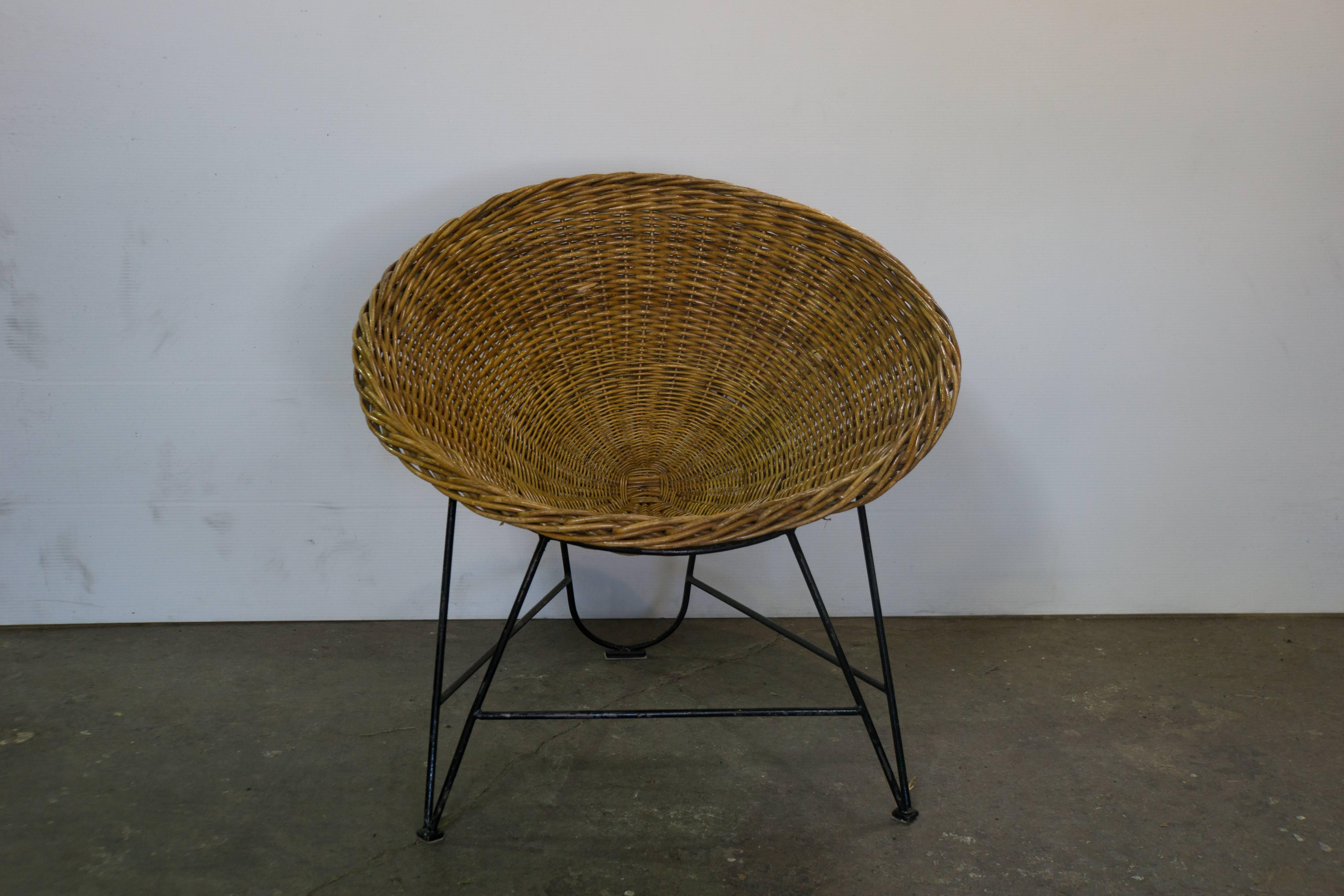 Midcentury French wicker chair on iron stand, 
circa 1920 
Measures: 16.5