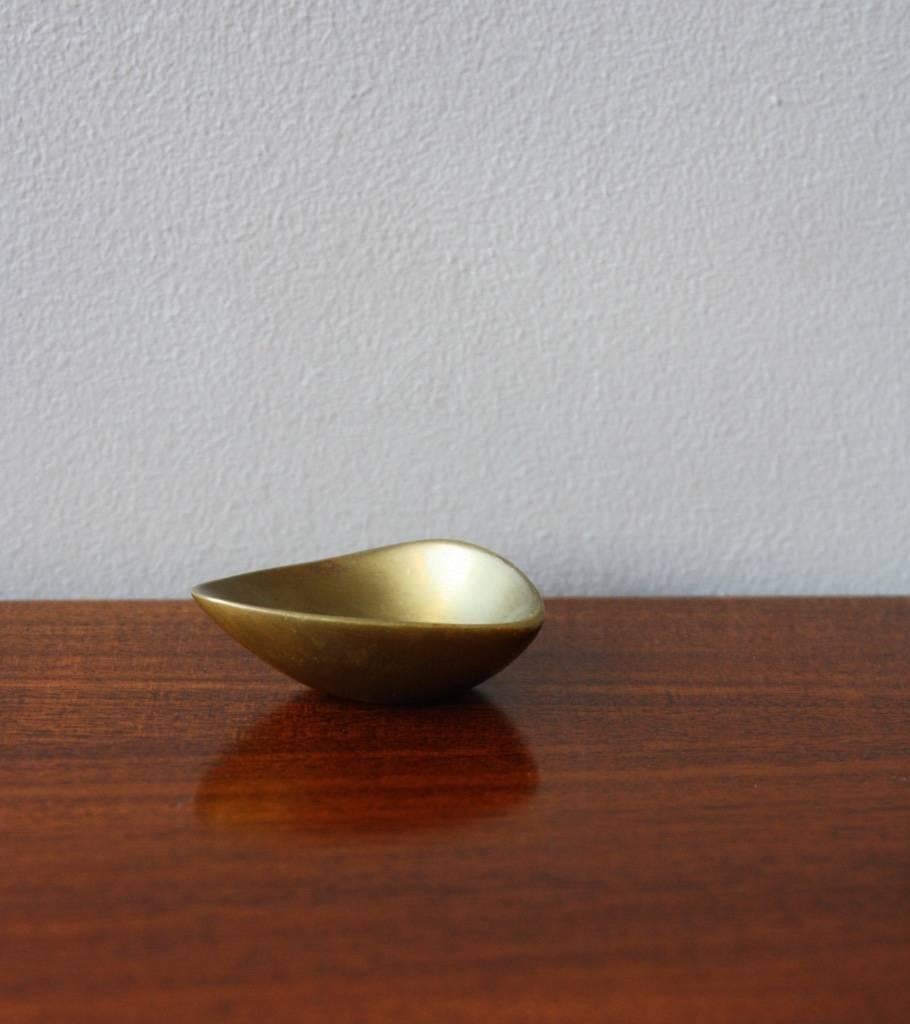 Small ashtray in brass by the Auböck workshop designed and made in Vienna, circa 1950s.
Of irregular and organic shape, it has a consistent light patina.
In good condition, stamped 'Auböck made in Austria' on the underside.

  
