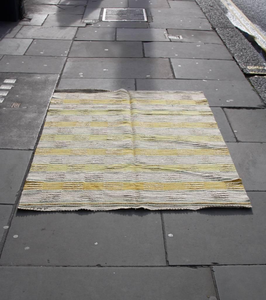 Flat-woven rug by Barbro Nillson and Marta Maas-Fjetterström, Sweden, 1950s.
The checkered pattern is obtained through the repetition of series of modular lines creating small squares arranged in stripes of different colors.
In overall very good