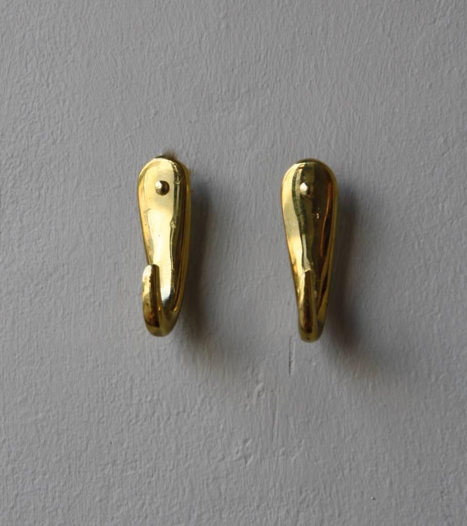 A pair of vintage small hooks by the Auböck workshop, Vienna, Austria, circa 1960s.
In polished brass, they are both stamped Auböck on the back.
In excellent condition.