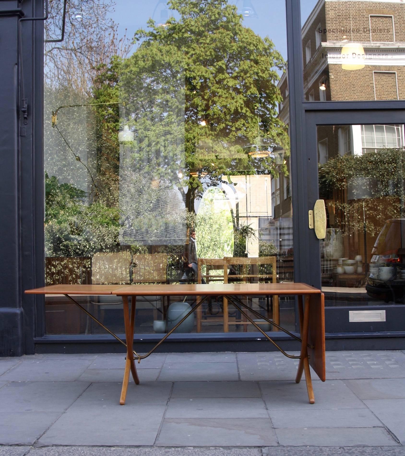 Hans Wegner Model AT-309 Extendable Table In Good Condition In London, GB