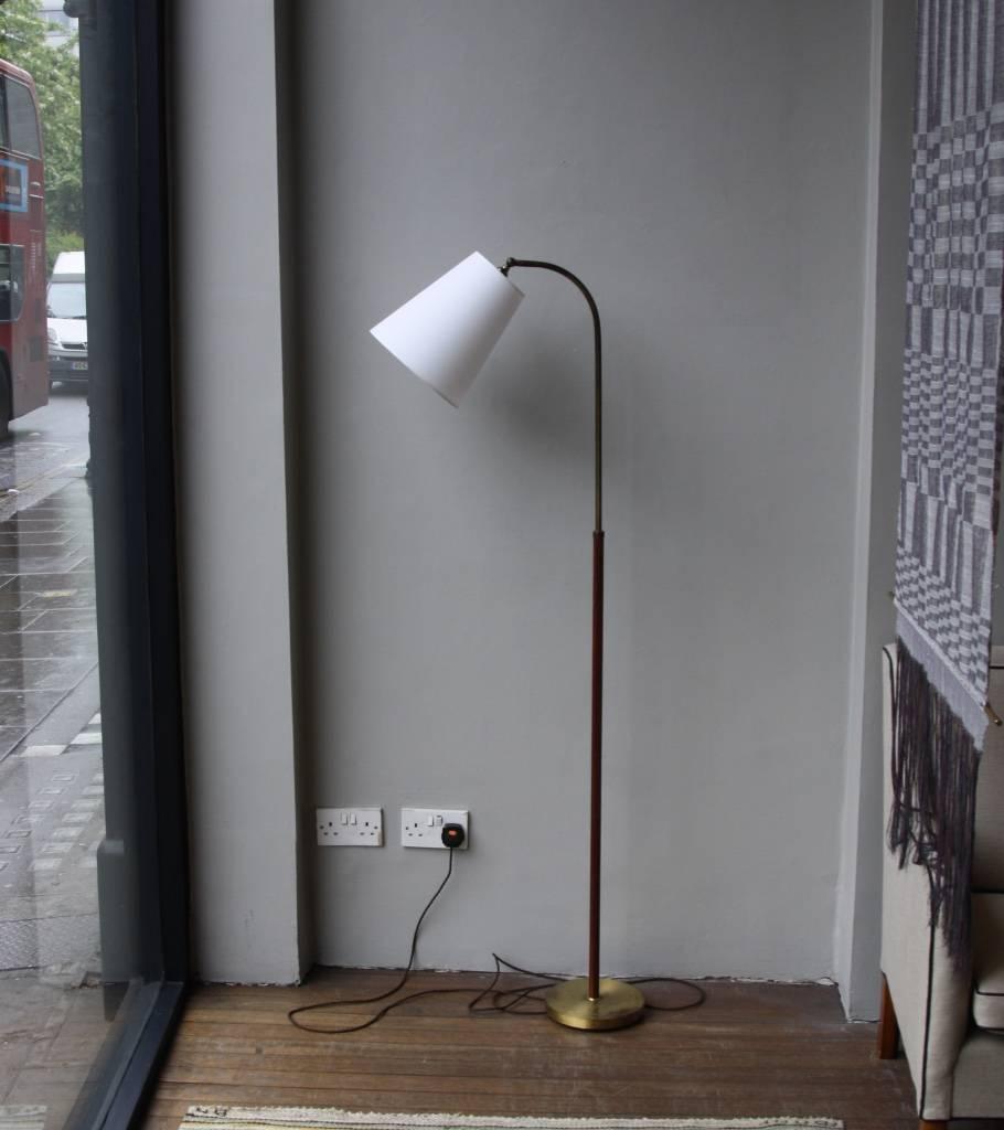 Vintage Danish floor lamp dating back to the 1940s.
With a circular base in polished brass, the lamp has the stem covered in hand-sewn brown leather with white seams. The shade is
It can be adjusted in height and has a newly made shade in cream