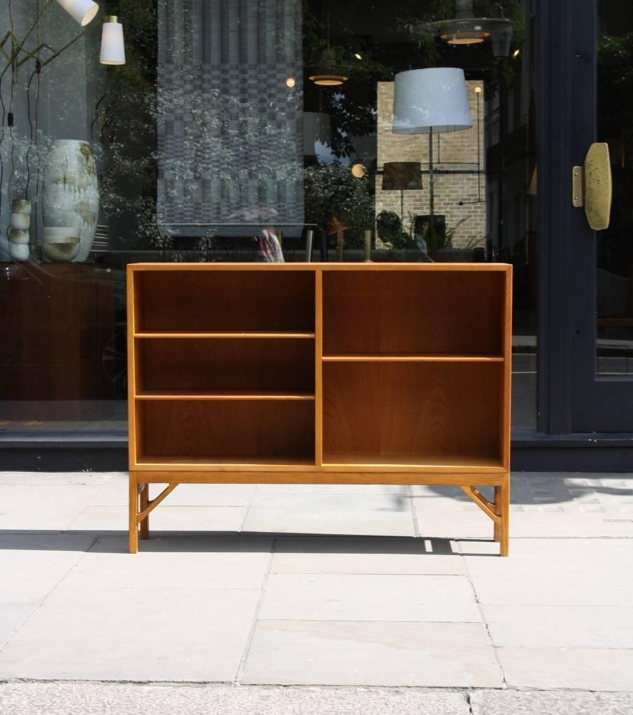 Single bookcase designed by Børge Mogensen for FDB in 1950s. 
Made of solid oak, the bookcase has three movable shelves which stand on cast brass pins; in excellent condition.

