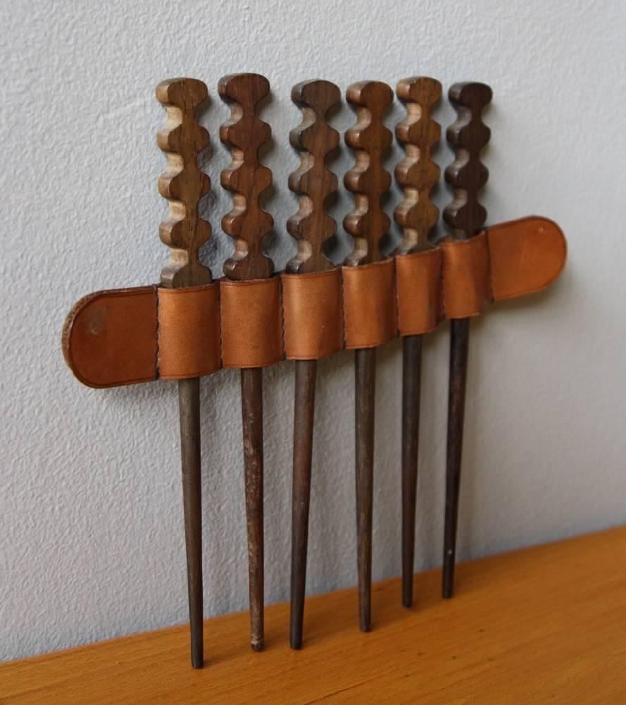 Set of six vintage drink stirrers carved from rosewood designed and made by the Werkstätte, Vienna, circa 1960.
Complete with a leather strip holder marked with the Auböck stamp.
In excellent condition.