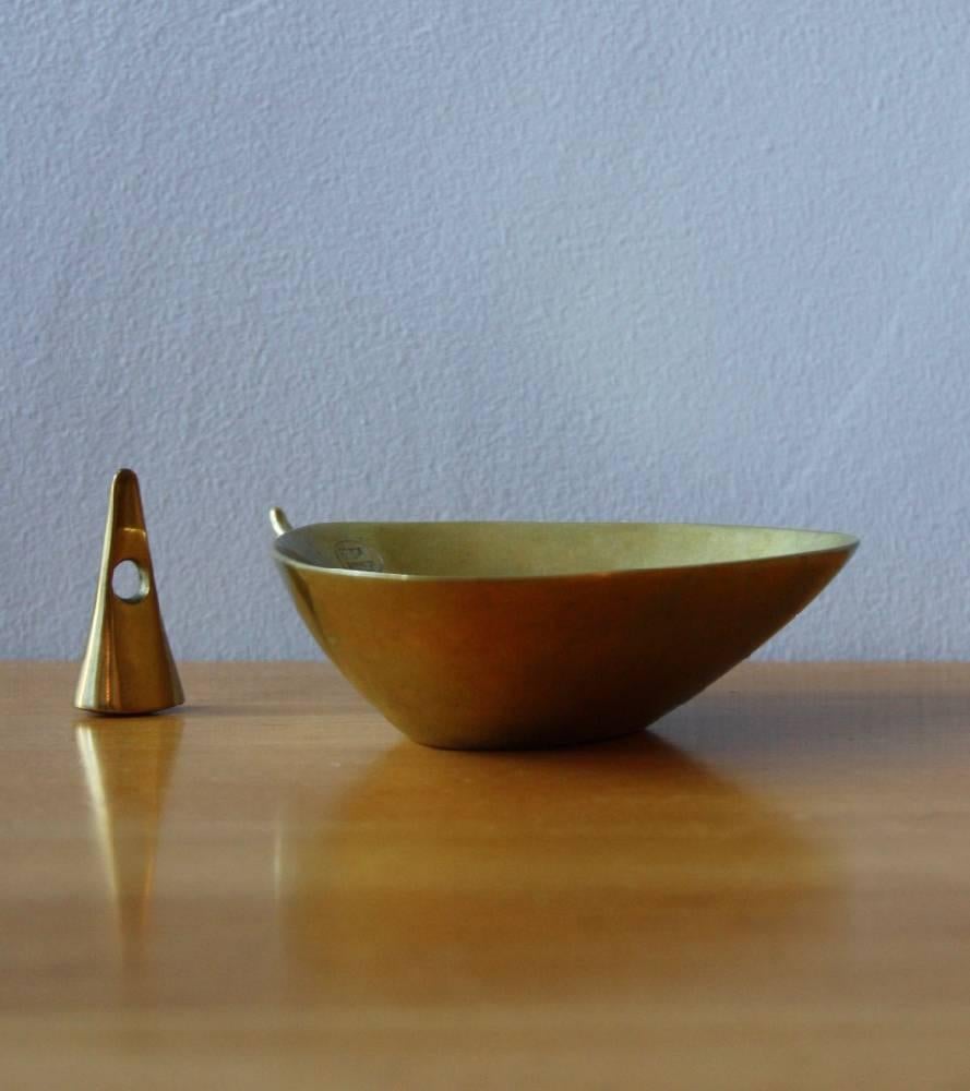 Large ashtray in solid cast brass with tamper designed and made in the Auböck Werkstatte, Vienna, circa 1950.
Impressed 'Brown Boveri'(a company for which the Auböck workshop used to cast corporate gifts) and with the Auböck stamp underneath.
In