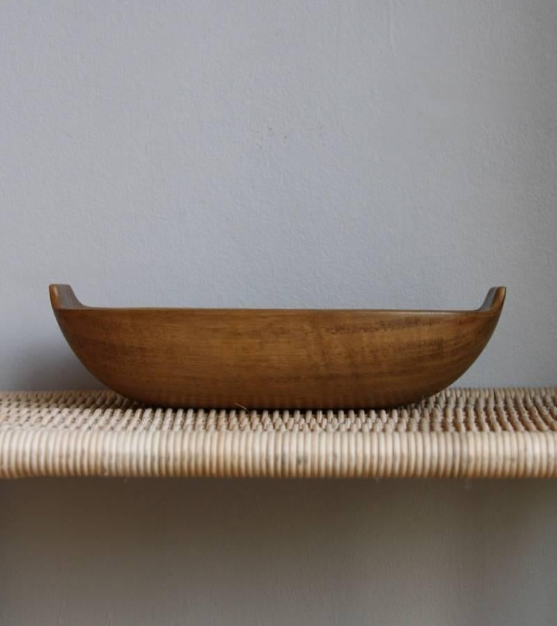 Vintage medium sized bowl in walnut by the Auböck werkstätte, Vienna, circa 1970.
Minimal in shape it has handles carved on the two short sides.
In excellent condition.