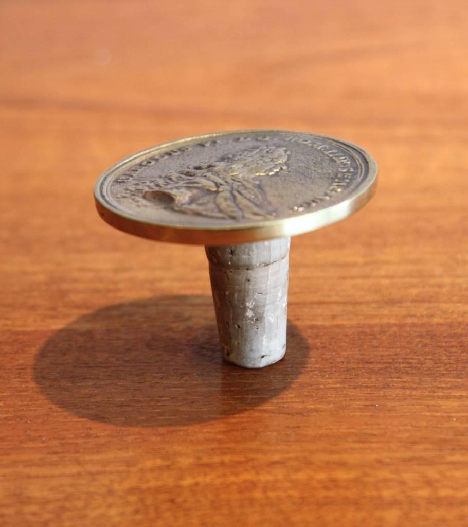 Vintage coin bottle stopper made by the Auböck Werkstätte in the 1950s.
In cast brass, it bears the Auböck stamp on the coin. In very good condition.