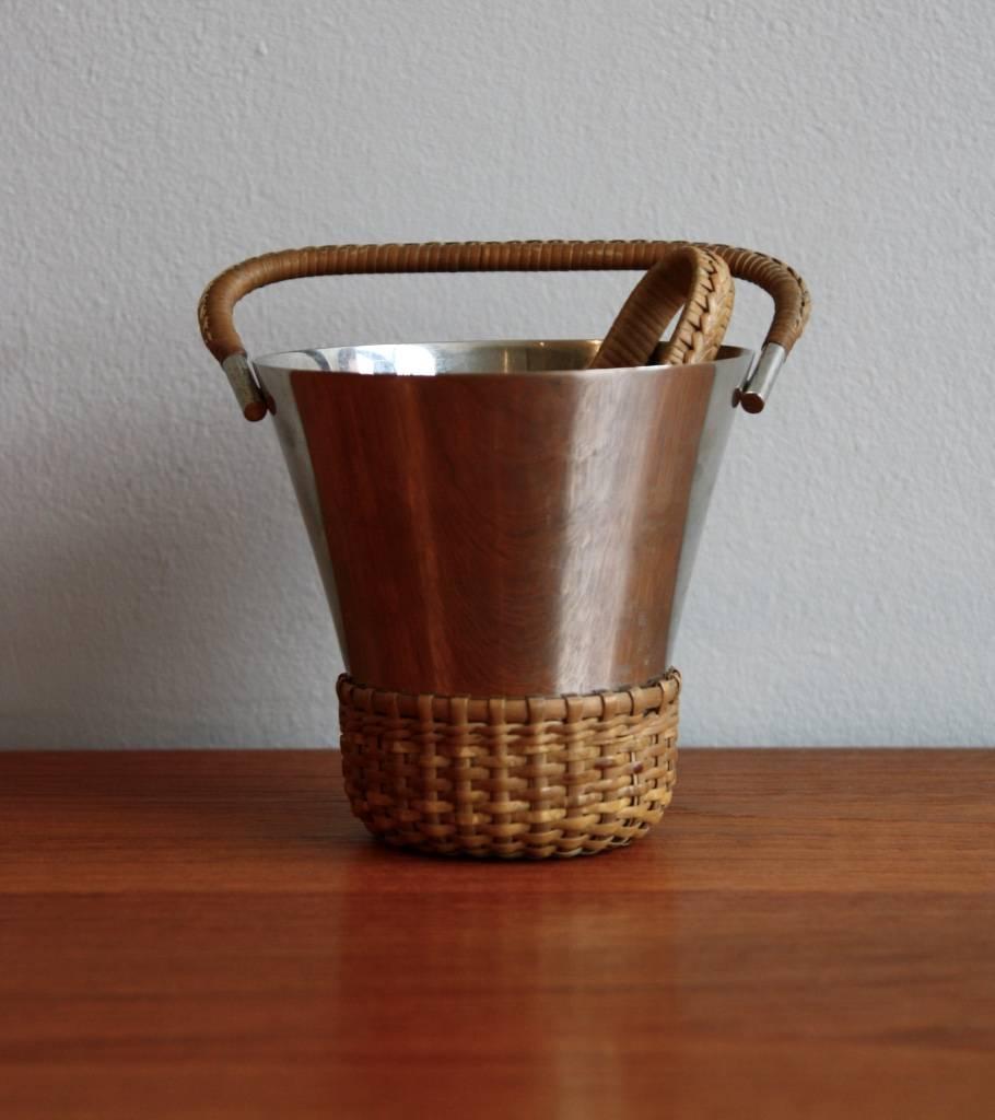 Ice bucket and tongs designed and made by the Auböck workshop. In steel with wicker details and handle, it dates back to the 1960s. In perfect condition.