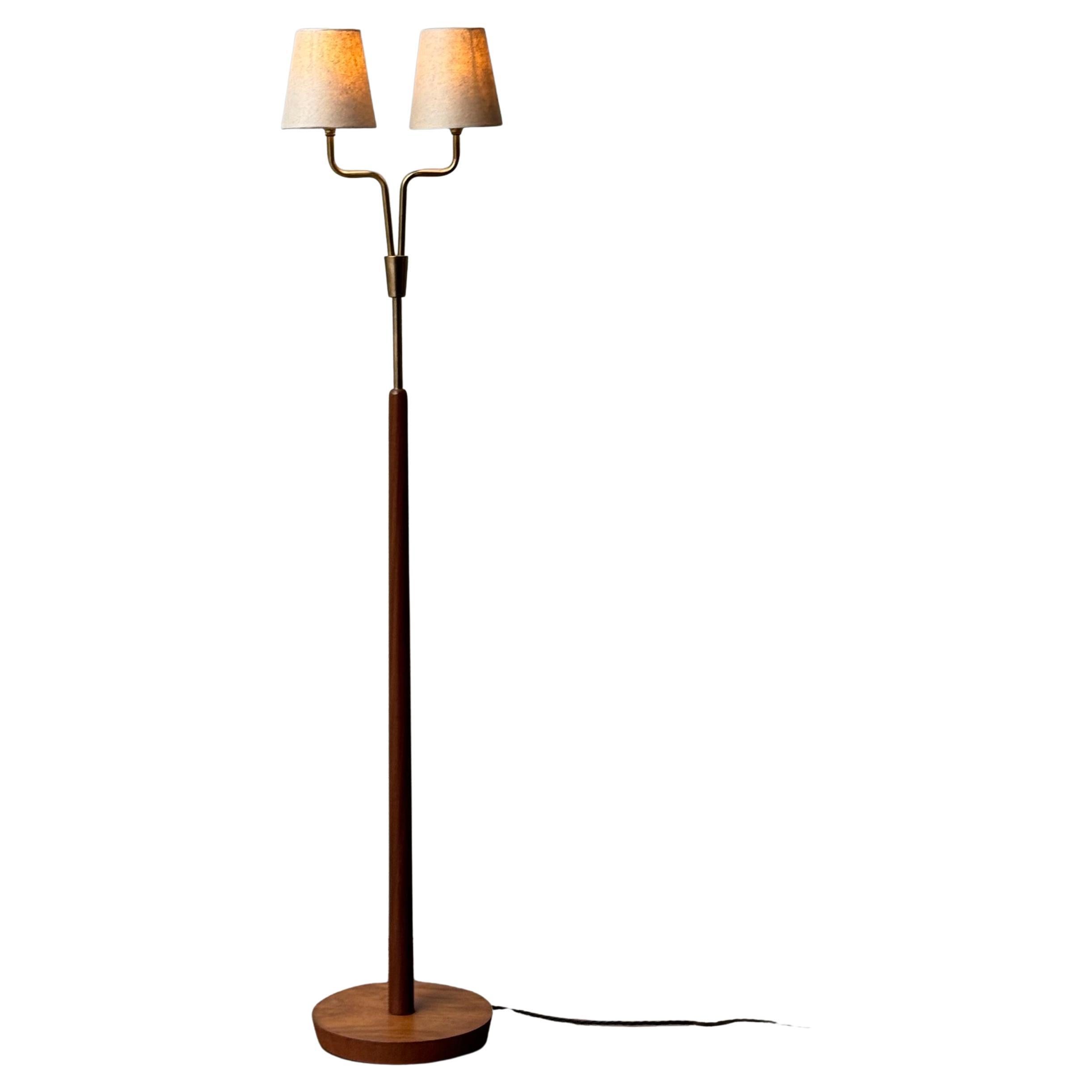 Lampadaire à deux têtes/ laiton et teck/ Danemark, années 1950 en vente