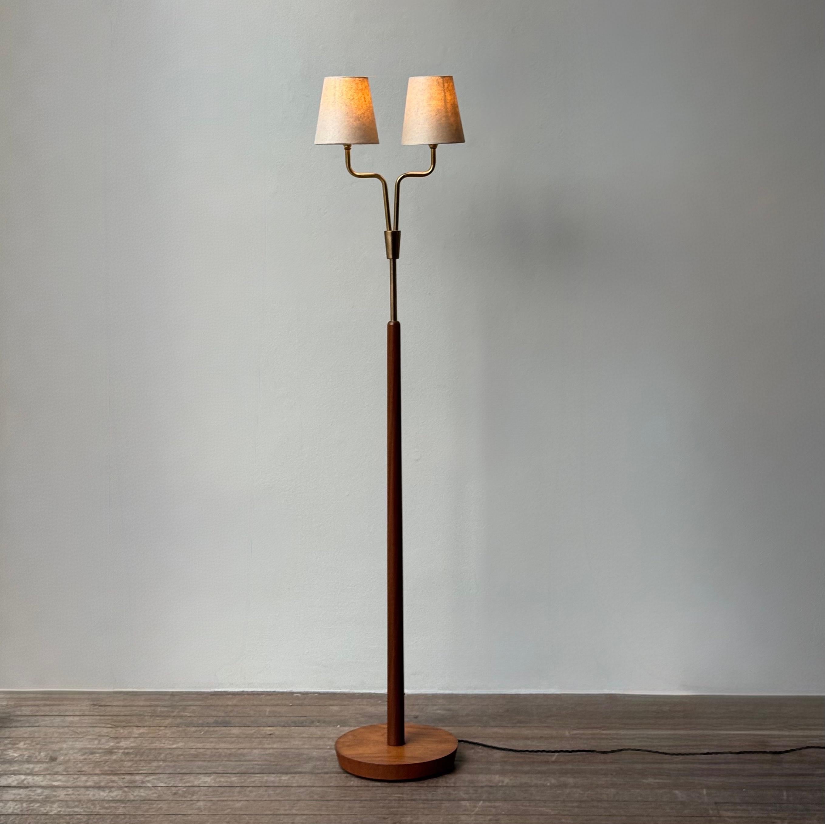 Description :

Lampadaire à deux têtes avec base en teck et armatures en laiton, fabriqué en Suède à la fin des années 1950-1960.

Une sculpture discrète avec une touche d'ère spatiale, si caractéristique du milieu du 20e siècle. La tige inférieure