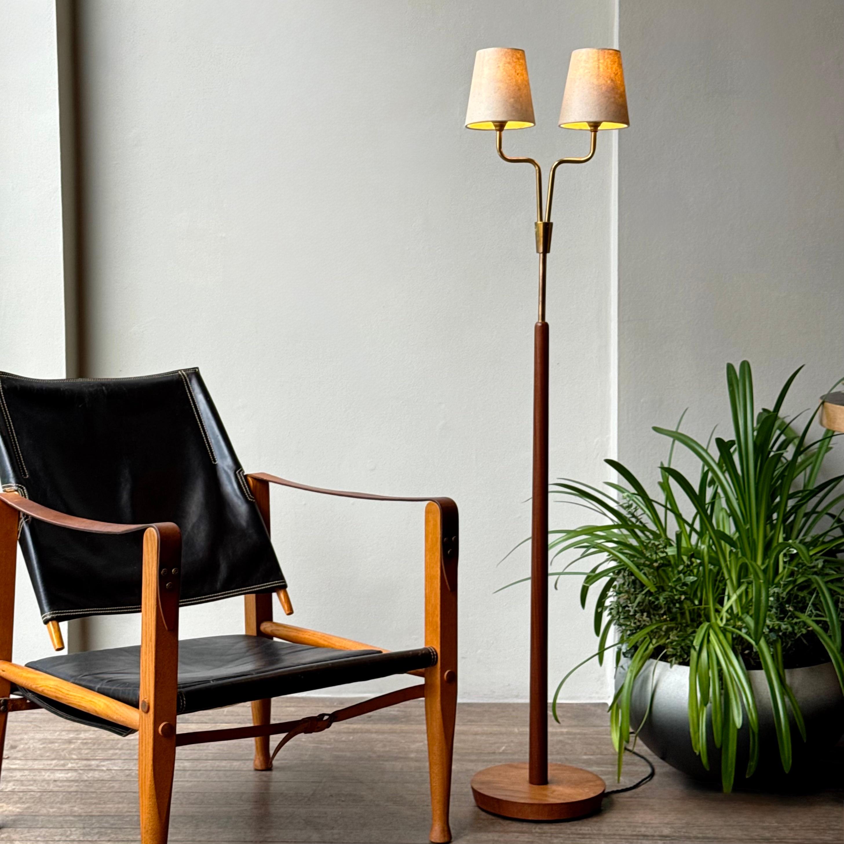 Mid-Century Modern Lampadaire à deux têtes/ laiton et teck/ Danemark, années 1950 en vente