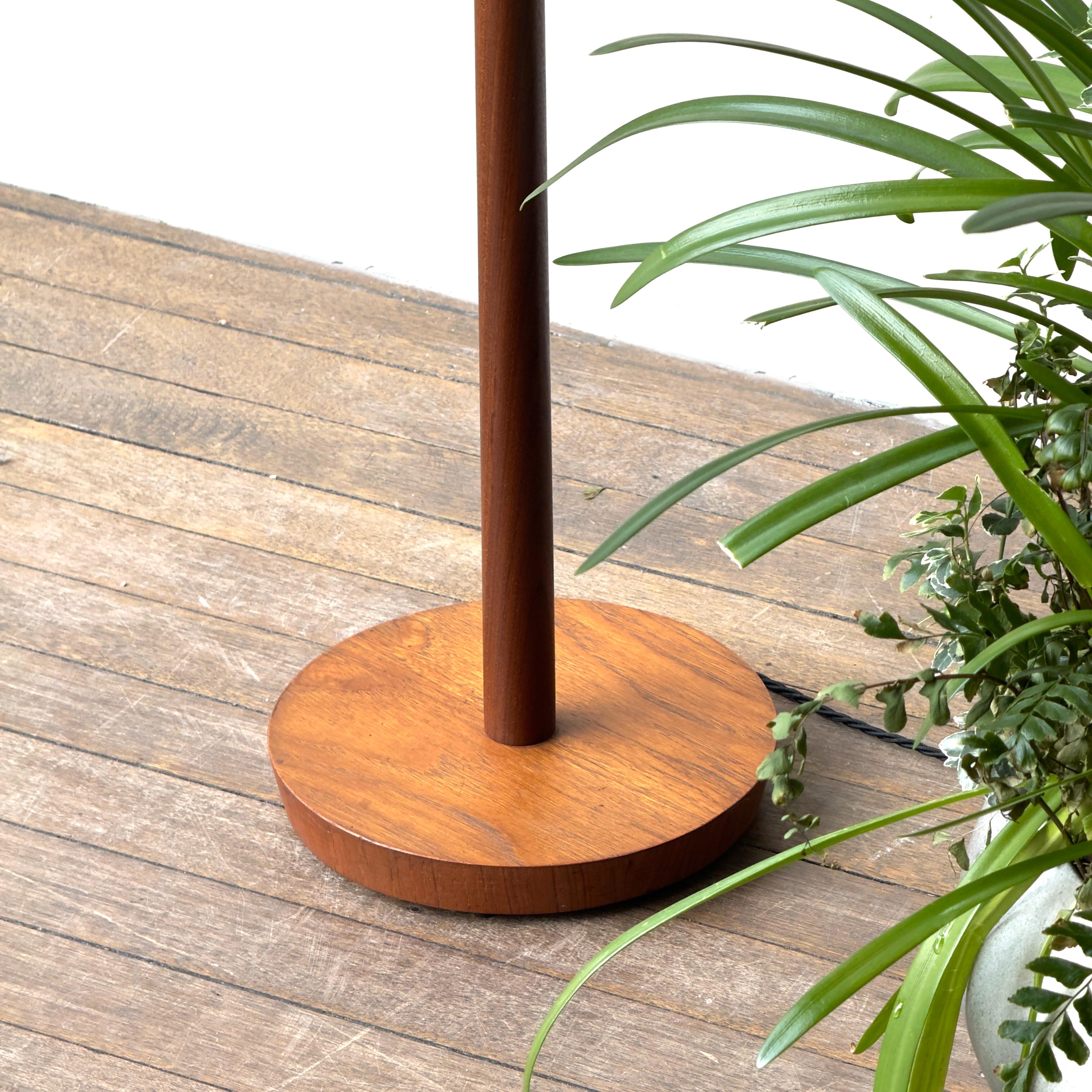 Laiton Lampadaire à deux têtes/ laiton et teck/ Danemark, années 1950 en vente