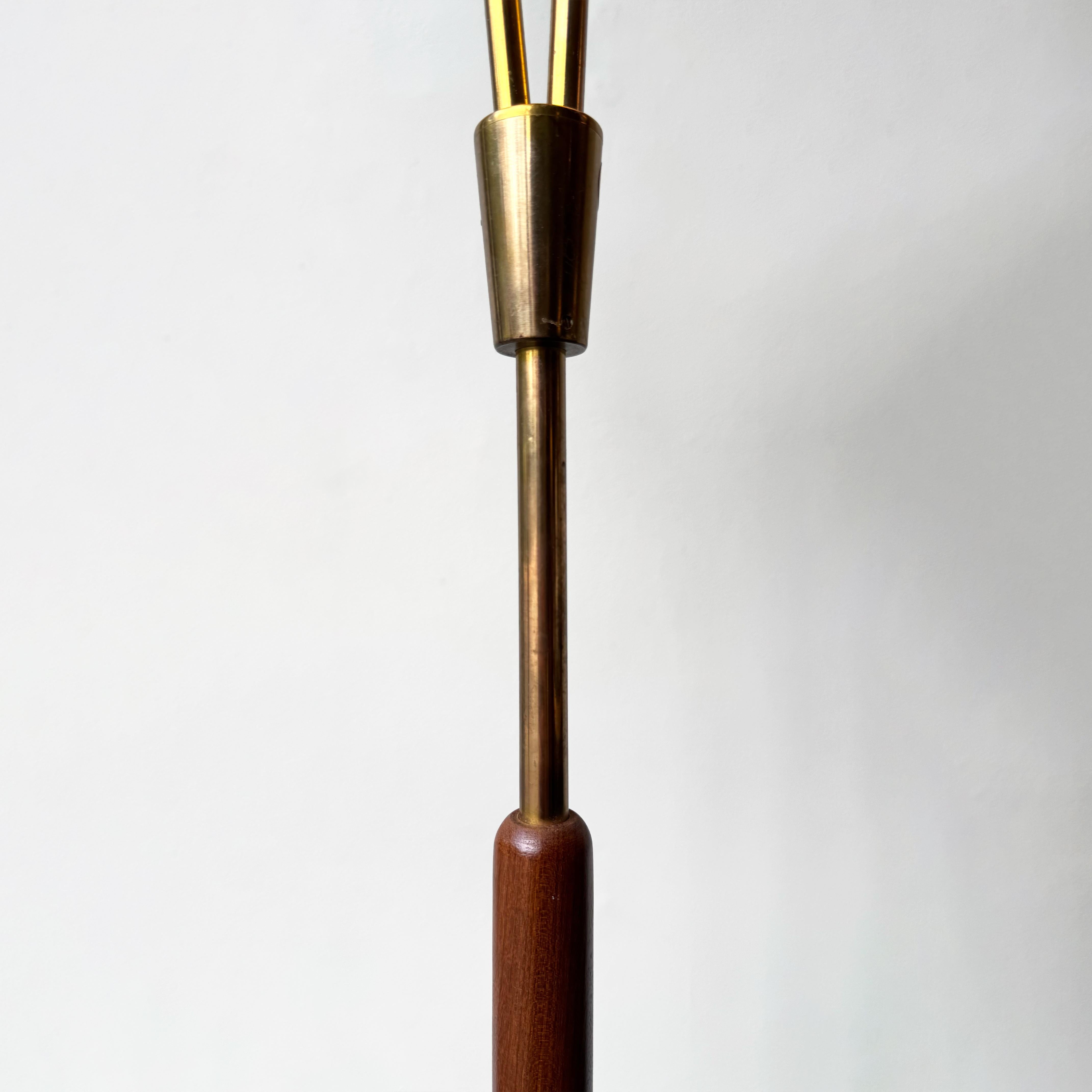 Lampadaire à deux têtes/ laiton et teck/ Danemark, années 1950 Bon état - En vente à London, GB