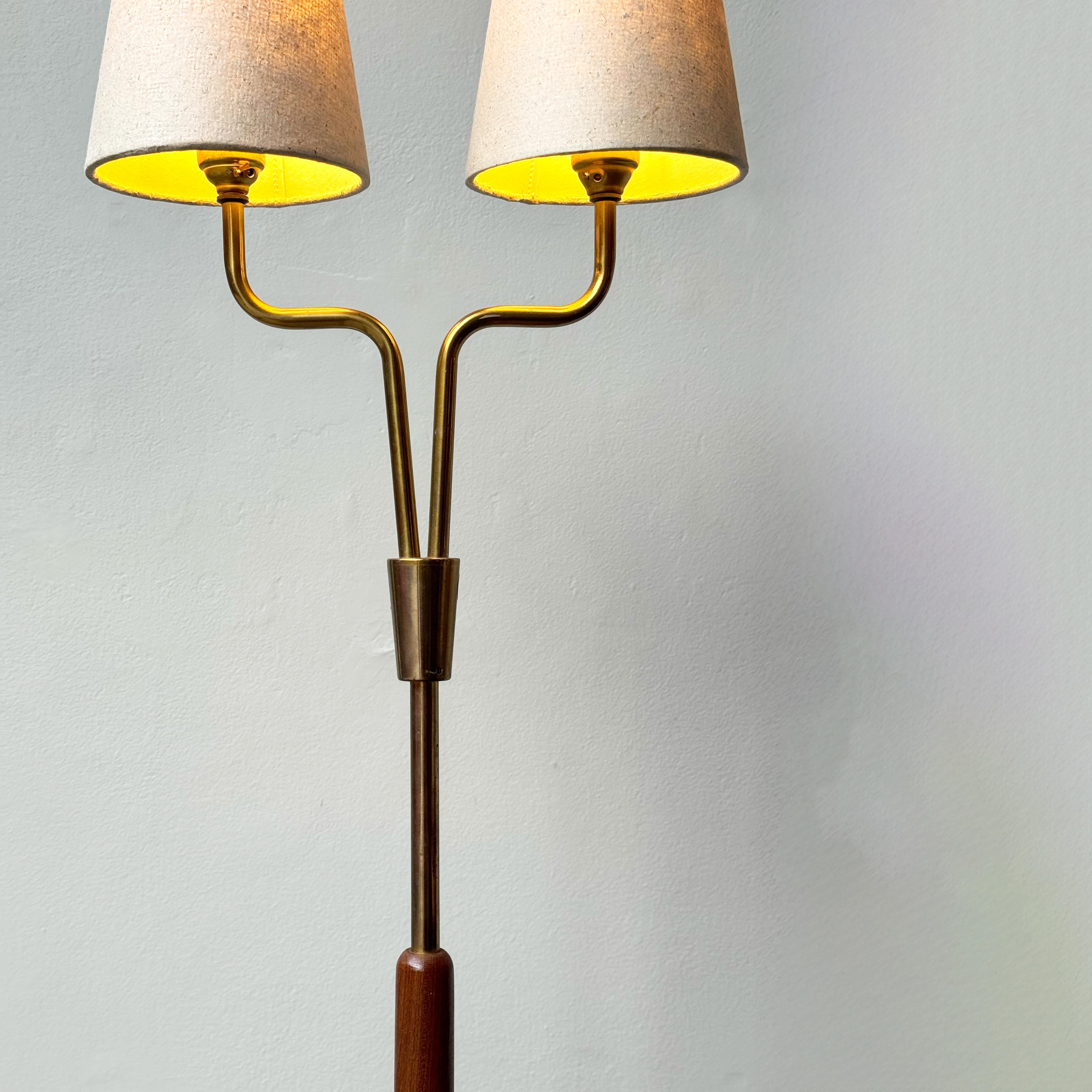 20ième siècle Lampadaire à deux têtes/ laiton et teck/ Danemark, années 1950 en vente