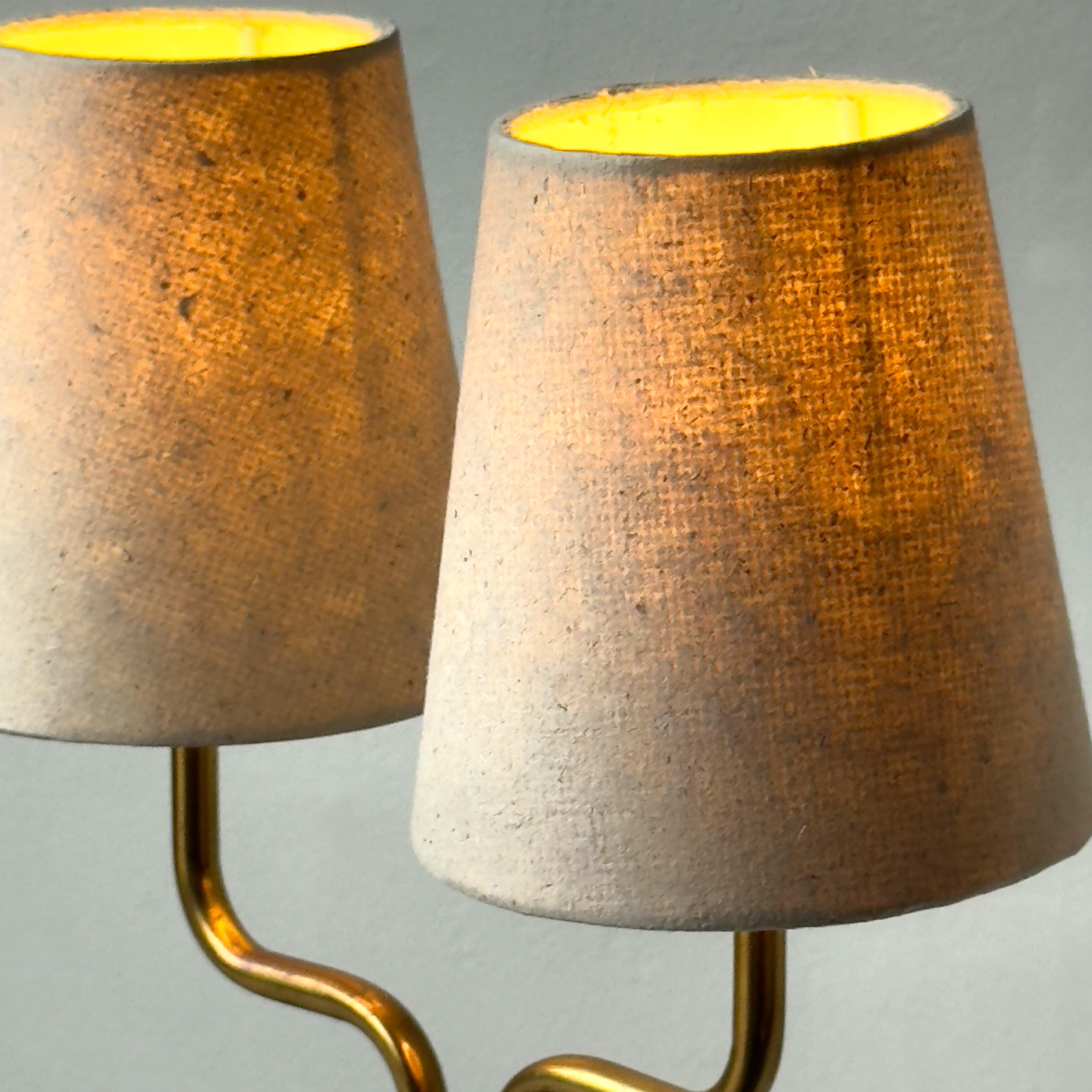 Suédois Lampadaire à deux têtes/ laiton et teck/ Danemark, années 1950 en vente