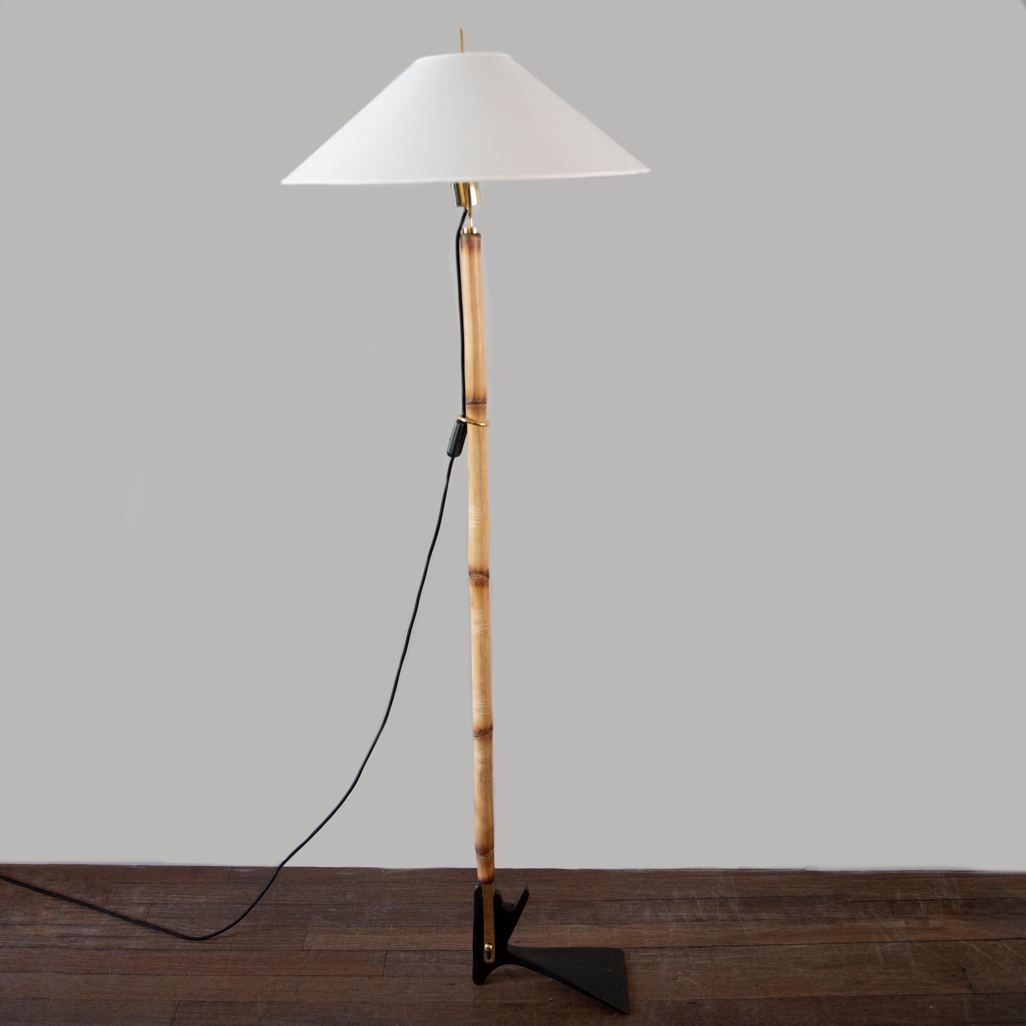 Description:

Floor light in rattan and base in brass patina designed and made by the Auböck Werkstätte in Vienna.The rattan stem can be adjusted on the patinated, heavy cast brass base in two positions, so to transform the floor light into a