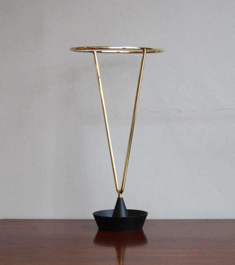 Description :

Un porte-parapluie conçu par Auböck II à Vienne, Autriche, en 1955 et toujours fabriqué, production actuelle par l'atelier Carl Auböck IV.
Le niveau d'attention et de retenue dans le design composé de seulement trois formes de base,