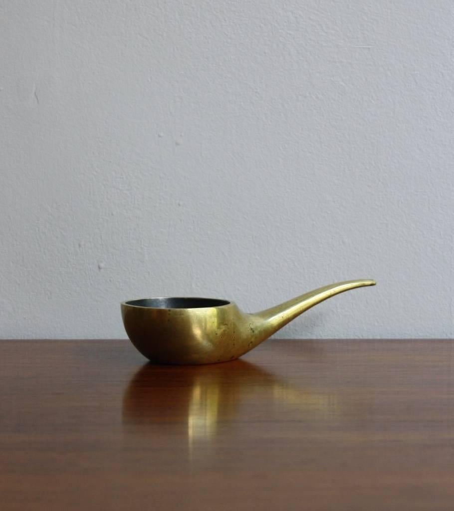Vintage candle holder designed by Carl Auböck II, circa 1950.
Cast in solid brass, the exterior surface has been polished while the interior one is patinated.
Bears the Auböck stamp on the bottom.