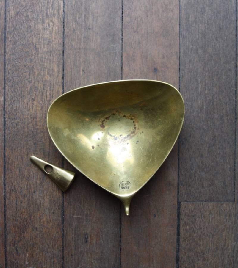Vintage brass ashtray with tamper by the Auböck Werkstatte, Vienna, circa 1950. It has the impressed manufacturer's mark 'Auböck' on the bottom and 'Brown Boveri' in the inside. Brown Boveri is a Swiss group of electrical engineering companies based