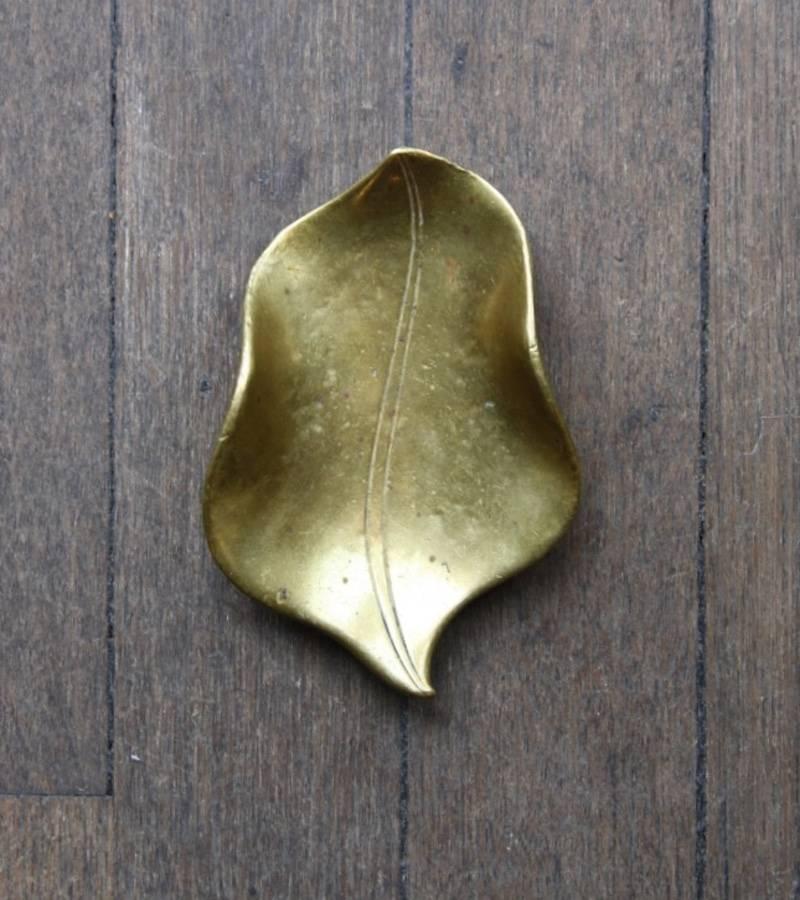 Vintage leaf shaped vide poche by the Auböck Werkstatte, Vienna, circa 1950. In polished brass it has a great and uniform patina. Stamped with the impressed manufacturer's mark 'Auböck' on the brass. In overall very good conditions.